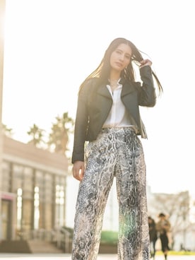 「パイソン柄」｜「アイテム（ライダースジャケット）」を使った、クロエ潤さん（レディース・170cm）の春コーディネート