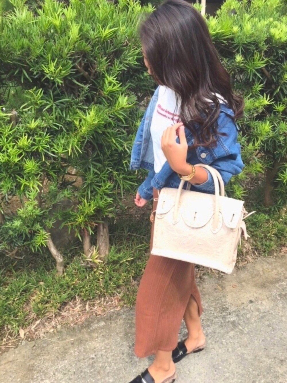 「リブスカート、秋のブラウンスタイル、秋コーデ、デニムジャケット、ザラ、GRACE CONTINENTAL、ZARA、GU、カジュアルコーデ、休日スタイル」｜「GRACE CONTINENTALのMaestra S（ハンドバッグ、ホワイト系）」を使った、ӱuuna ☺︎さん（レディース・159cm）の秋コーディネートの1枚目の写真