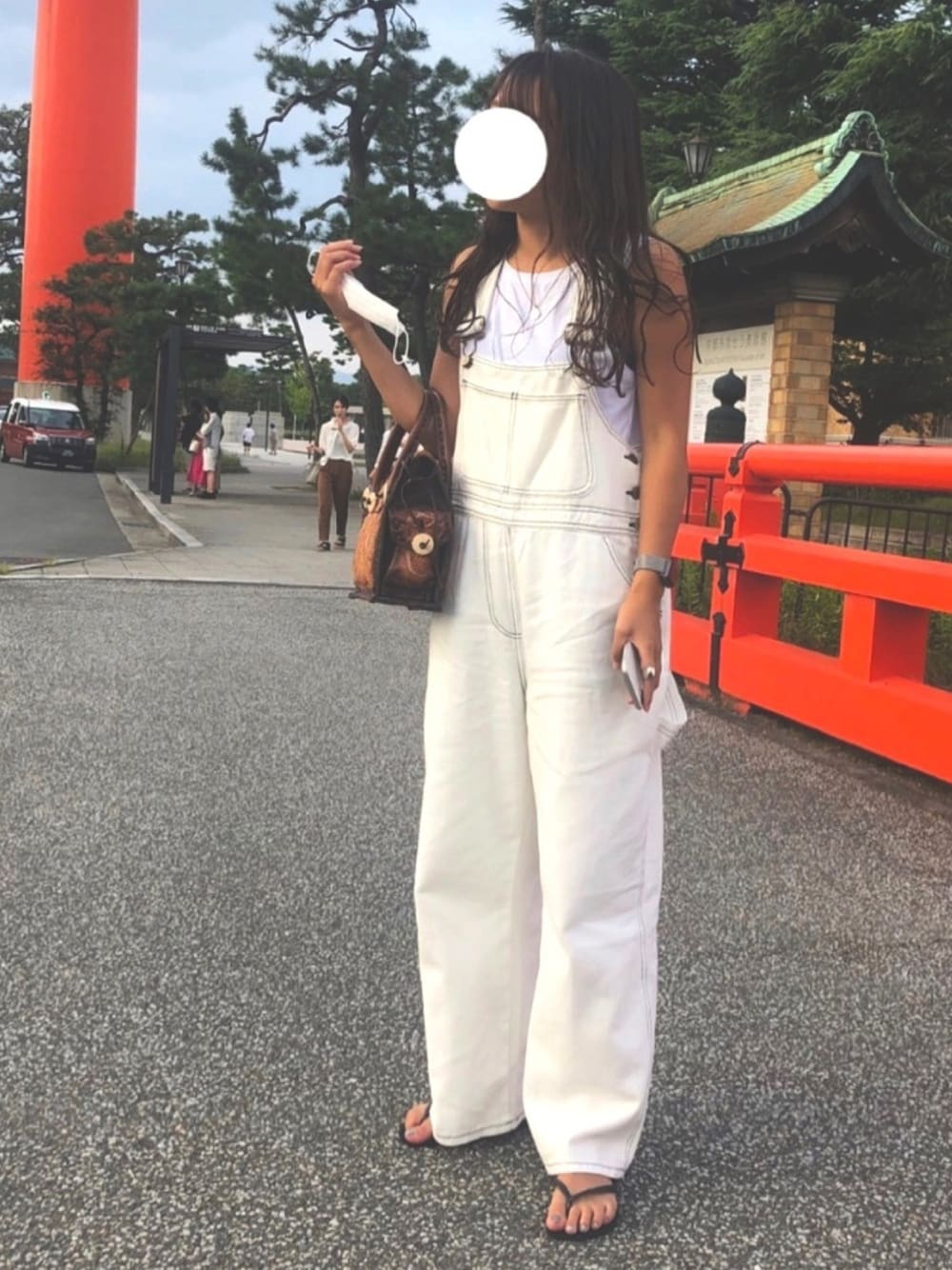 「夏コーデ、シンプルコーデ、プチプラコーデ、ホワイトコーデ、カジュアルコーデ、ゆるコーデ、オーバーオール、ビーサン」｜「KandKのアイテム（オールインワン・サロペット、ホワイト系）」を使った、ӱuuna ☺︎さん（レディース・158cm）の夏コーディネートの1枚目の写真