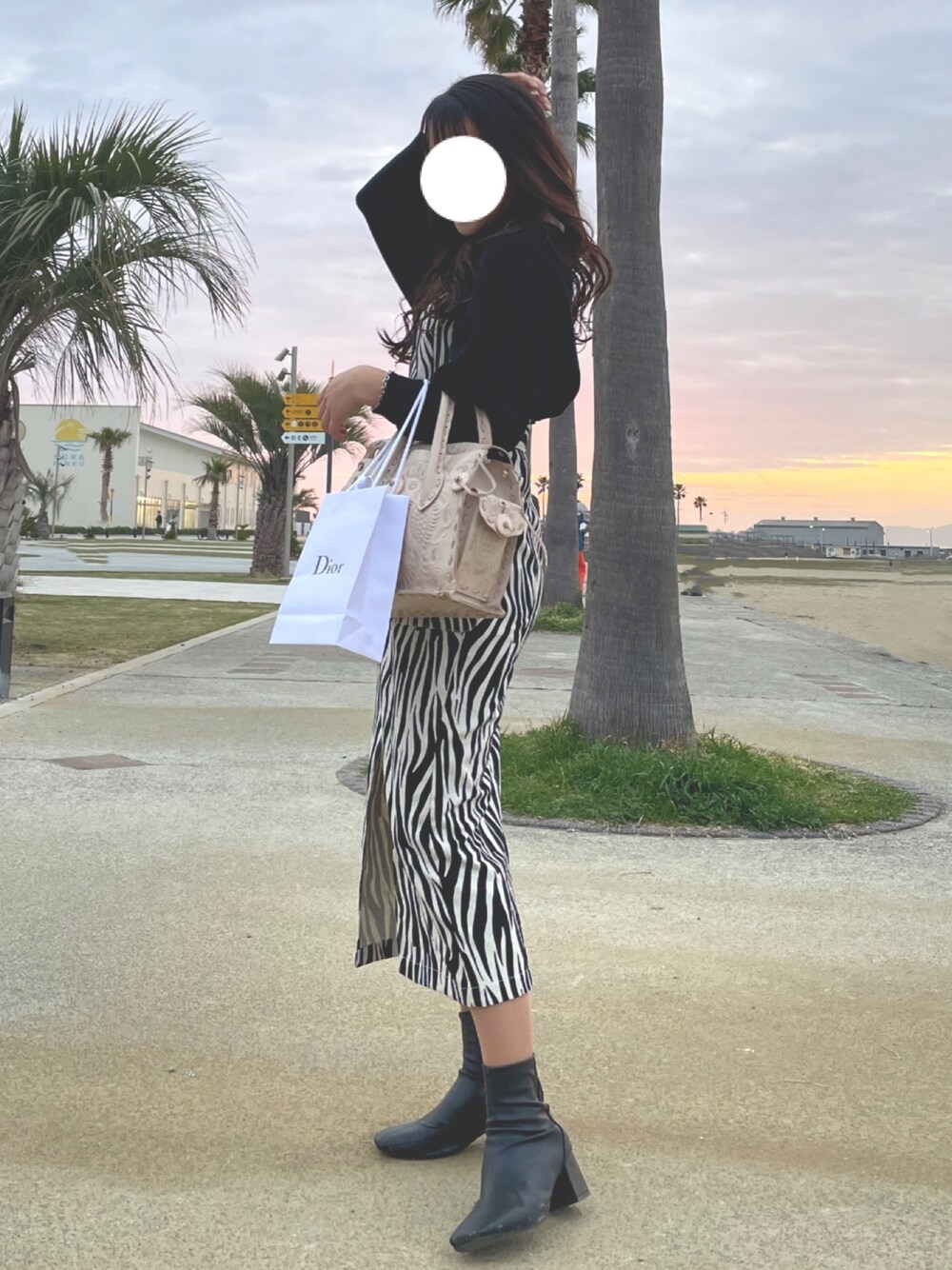 「シンプルコーデ、モノトーン、大人コーデ、これが私をアゲる服」｜「SLYのZEBRA 2WAY JUMPER SK/ゼブラジャンパースカート（ジャンパースカート、ホワイト系）」を使った、ӱuuna ☺︎さん（レディース・158cm）の春コーディネートの1枚目の写真