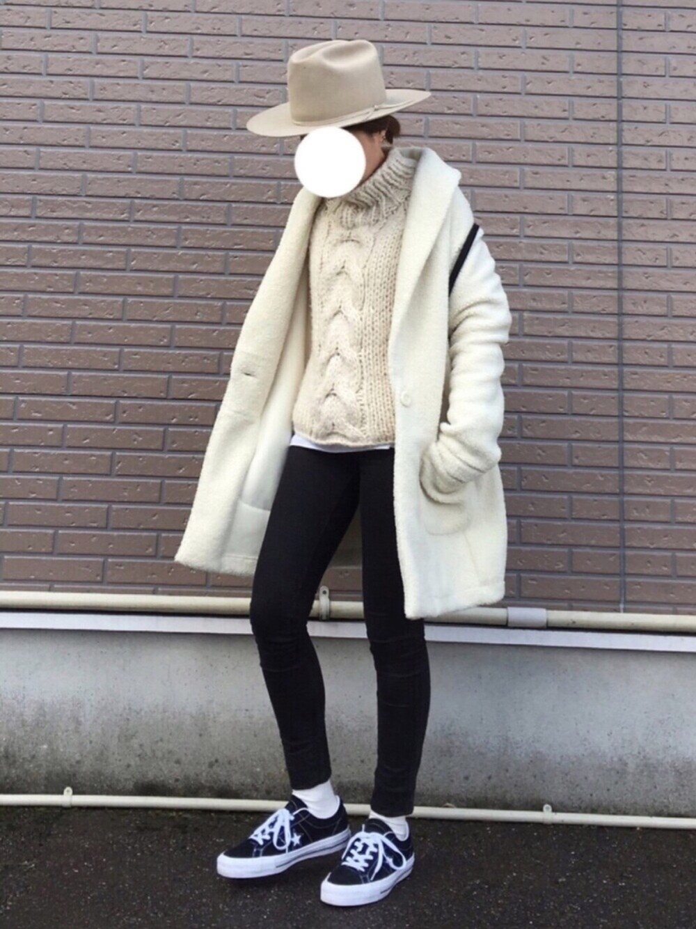「ハット、もこもこ、ニット、スキニー、スニーカー、ホワイト、カジュアル、シンプル、プチプチ、cons」｜「CONVERSEのcons（スニーカー、ブラック系）」を使った、aSaMiさん（レディース・156cm）の冬コーディネートの1枚目の写真