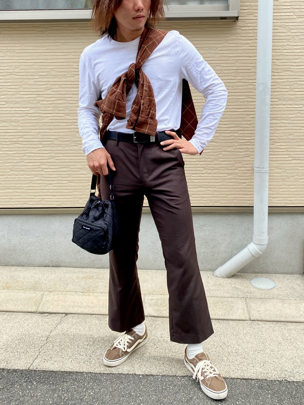 「きれいめカジュアル、シンプル、おしゃれさんと繋がりたい、Tシャツ、春夏コーデ、フレアパンツ、たすき掛け、プチプラコーデ、プチプラ、フォローミー」｜「H&MのH&M - レギュラーフィット 長袖トップス - ホワイト（Tシャツ/カットソー、ホワイト系）」を使った、らんさん（メンズ・178cm）の春コーディネートの1枚目の写真