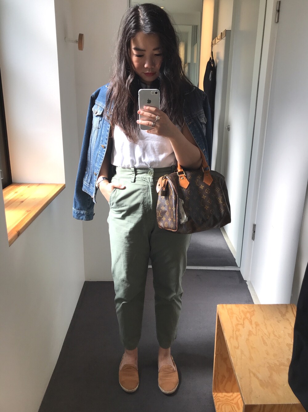 「ノームコア、エフォートレス、ジージャン、ベイカーパンツ、シンプル、LouisVuitton」｜「HANESのアイテム（タンクトップ、ホワイト系）」を使った、Mi☺︎さん（レディース・154cm）の秋コーディネートの1枚目の写真