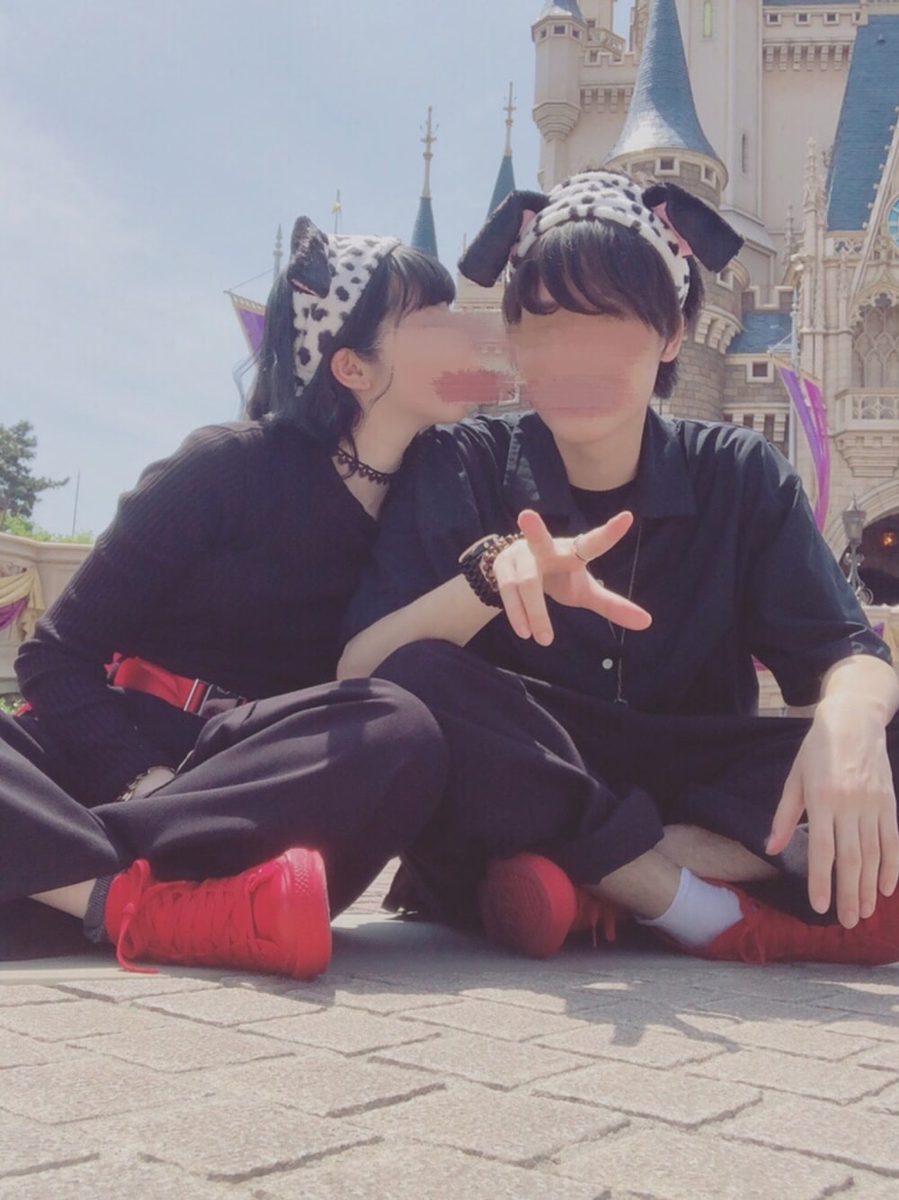 「ディズニー、ディズニーコーデ、ペアルック、シミラールック、カップル、オールブラック、GU、プチプラコーデ、ワイドパンツ、おそろいコーデ」｜「GUのリブハイネックT（トップス、ブラック系）」を使った、Sachikoさん（レディース・161cm）の冬コーディネートの1枚目の写真