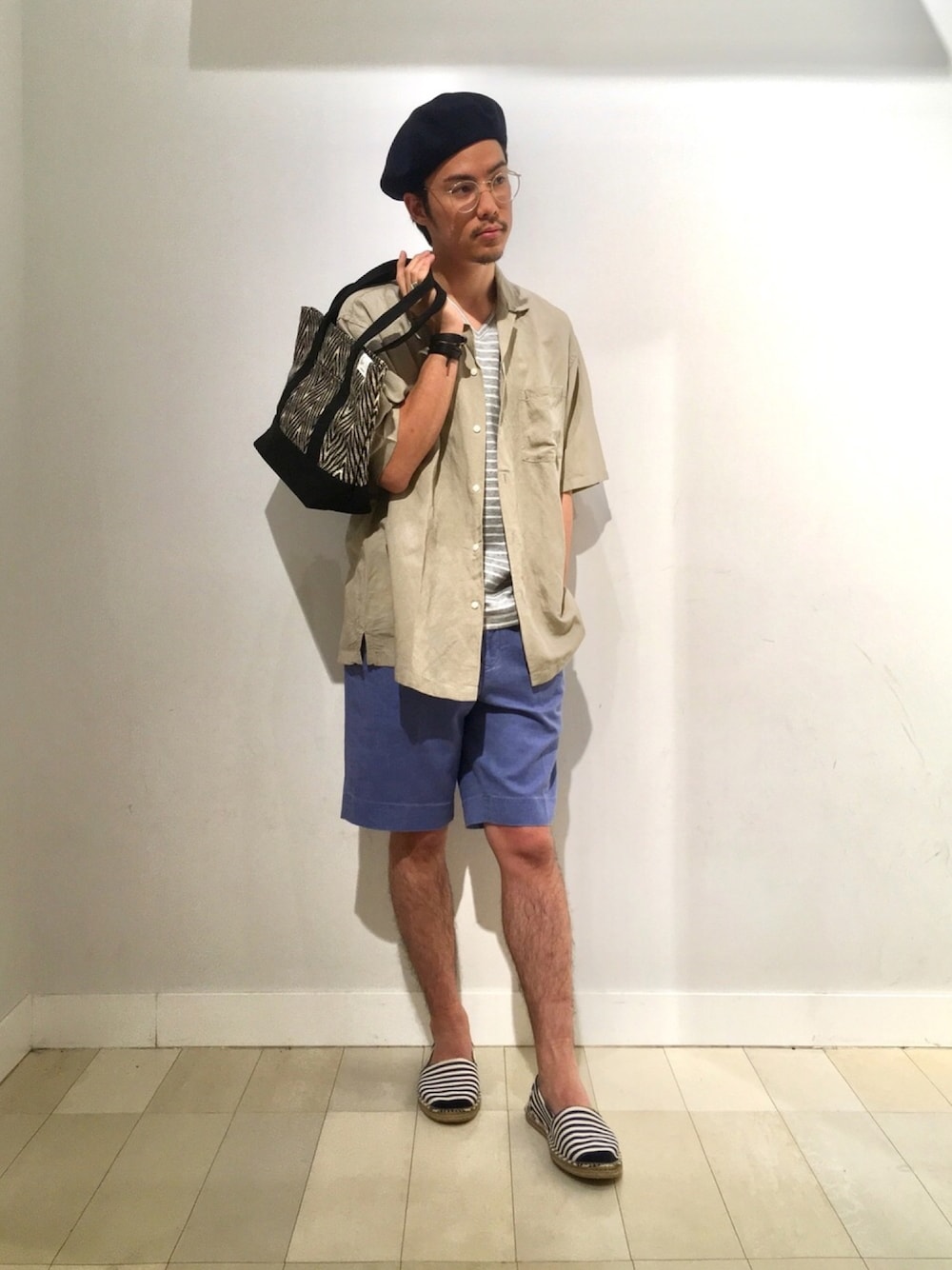 ブルー系のその他シューズ、ブルー系のその他パンツ、ベージュ系のシャツ/ブラウスを着用したメンズの夏コーディネートの1枚目の写真