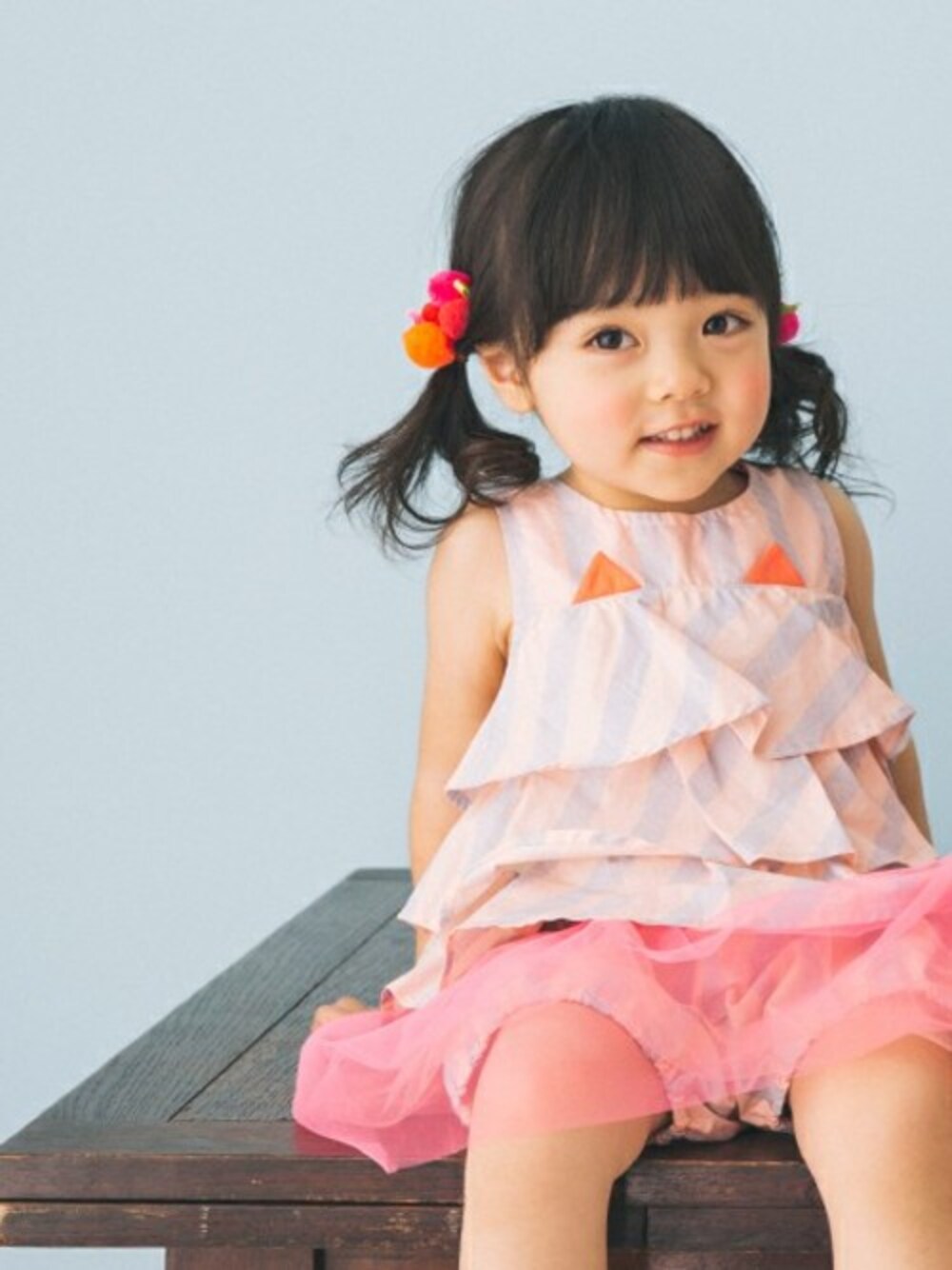 「フリル、チュールスカート、キッズコーデ、フリルトップス、おんなのこ、キッズファッション、おんなのこコーデ」｜「baby cheerのストライプフリルチュニック（チュニック、ピンク系）」を使った、KAZUさん（キッズ・89cm）の夏コーディネートの1枚目の写真