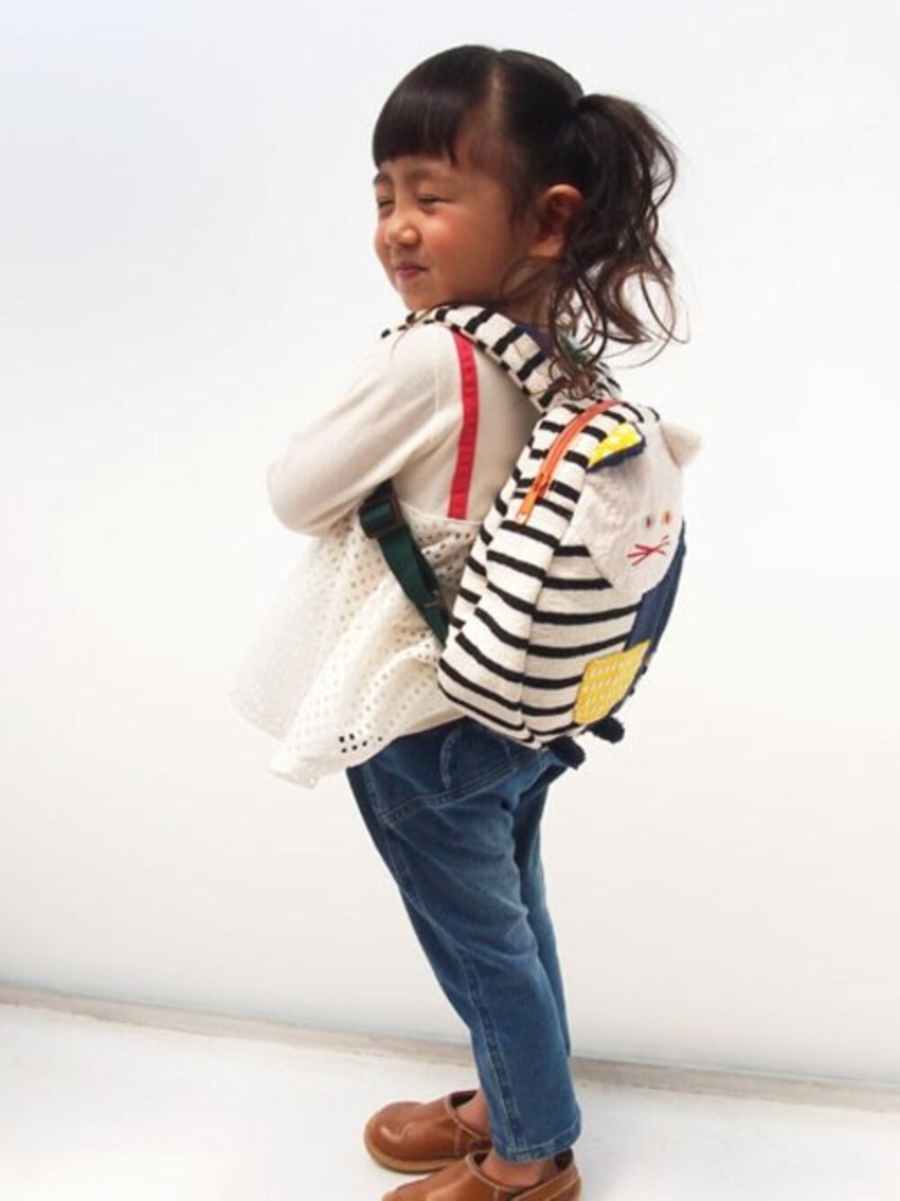 ホワイト系のシャツ/ブラウス、ブルー系のデニムパンツ、ホワイト系のバックパック/リュックを着用したキッズの秋コーディネートの1枚目の写真