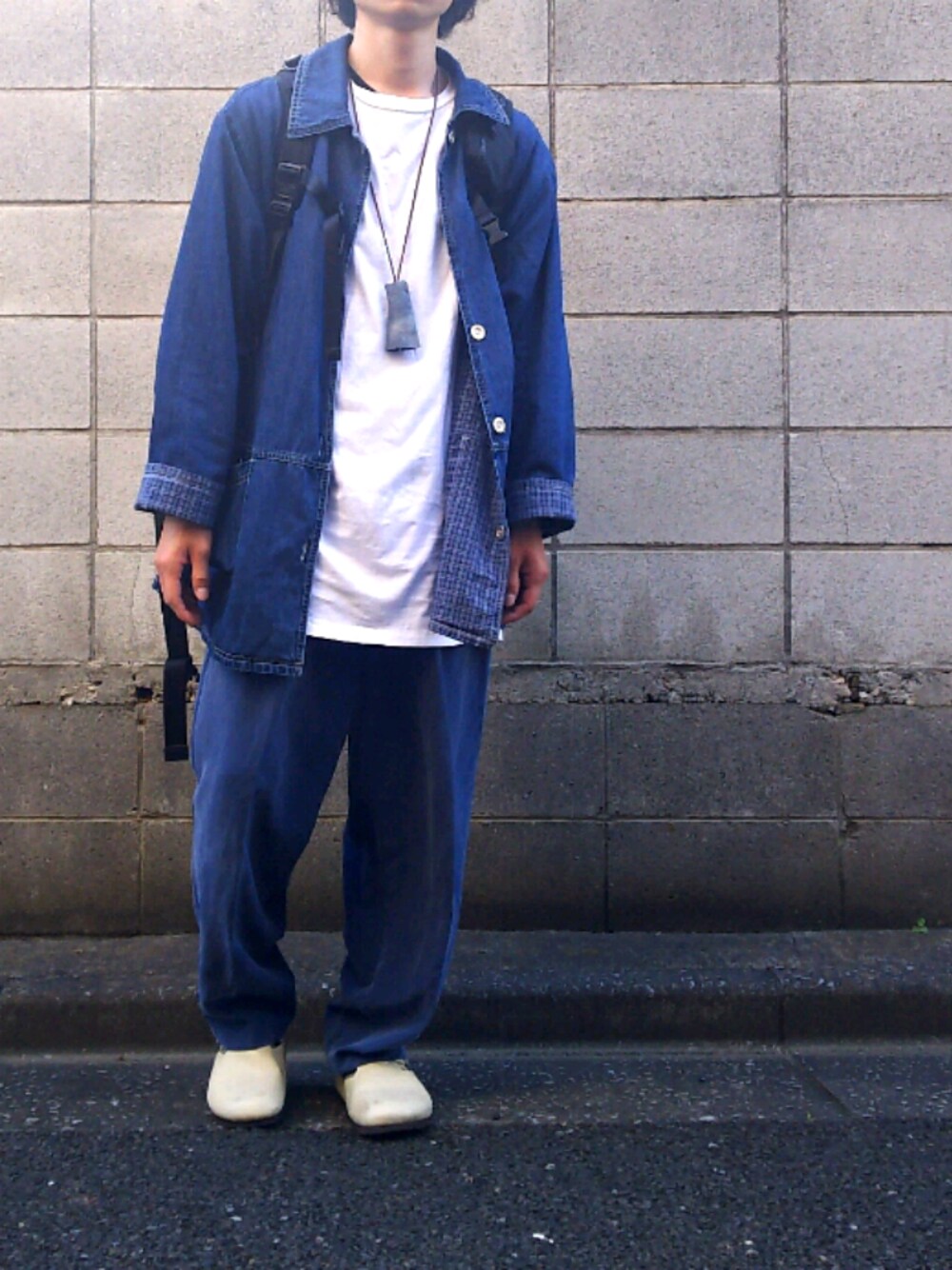 「リバーシブル、デニムジャケット、白Tシャツ、オーバーサイズ、休日スタイル」｜「BIRKENSTOCKのアイテム（シューズ、ベージュ系）」を使った、ロキくんさん（メンズ・168cm）の春コーディネートの1枚目の写真