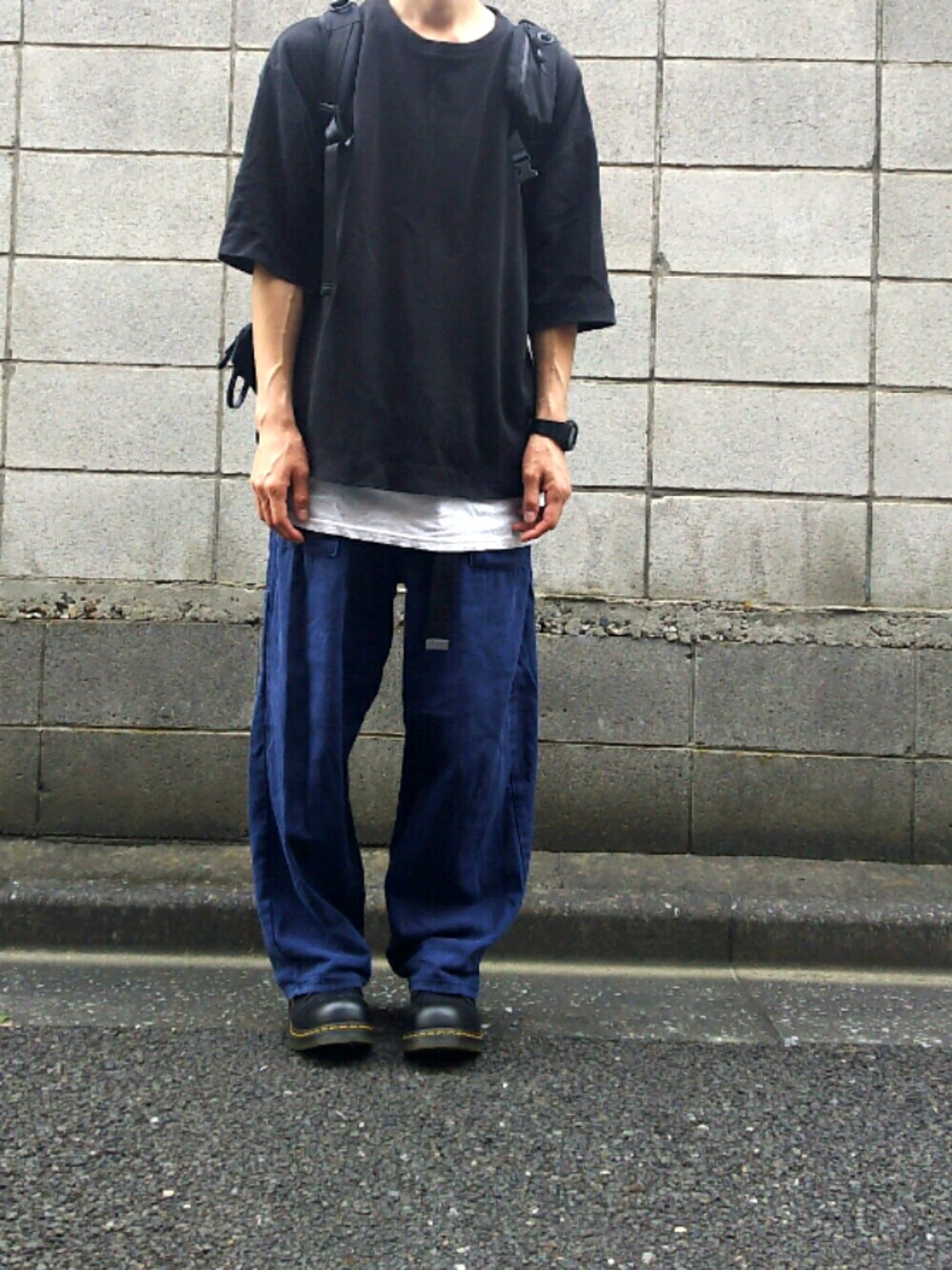 「シンプル、ゆるコーデ、レイヤードスタイル、重ね着、ワイドパンツ、Dr.Martens、ドクターマーチン」｜「Dr. Martensのアイテム（ブーツ、ブラック系）」を使った、ロキくんさん（メンズ・168cm）の秋コーディネートの1枚目の写真