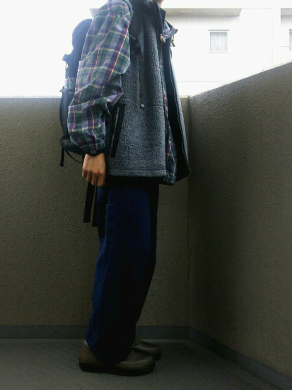 「ビックシルエット、プルオーバー、チェック柄、KAVU、カブー、ベスト、ボアベスト、as2ov」｜「KAVUのアイテム（ベスト、グレー系）」を使った、ロキくんさん（メンズ・169cm）の秋コーディネートの1枚目の写真