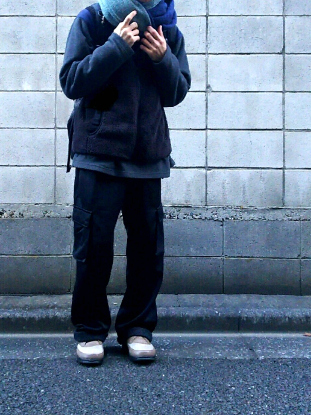 「hiroyukiwatanabe、キャベツ、スヌード、フリース、ファーベスト、Gregory、冬コーデ」｜「Hiroyuki Watanabeのアイテム（ストール/ショール、グリーン系）」を使った、ロキくんさん（メンズ・169cm）の秋コーディネートの1枚目の写真