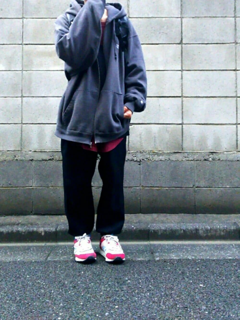 「Champion、チャンピオン、ビッグパーカー、ビッグシルエット、オーバーサイズ、BROSKI&SUPPLY、reebok」｜「Championのアイテム（パーカー、グレー系）」を使った、ロキくんさん（メンズ・169cm）の秋コーディネートの1枚目の写真