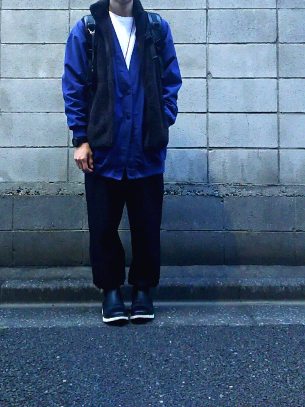 「ゆるコーデ、フリースベスト、フリース、ベスト、ネイビー、裾リブパンツ」｜「BROSKI AND SUPPLYの【BROSKI&SUPPLY/ブロスキー&サプライ】FLAME フレーム /umbrella WATER PROOF leather backpack（バックパック/リュック、ブラック系）」を使った、ロキくんさん（メンズ・169cm）の秋コーディネートの1枚目の写真