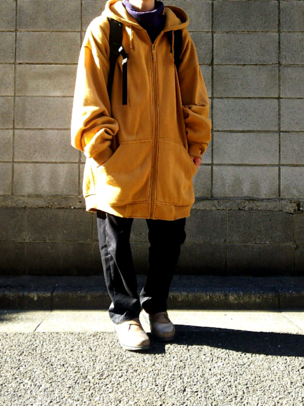「ハトラ、hatra、ビッグパーカー、ビッグシルエット、オーバーサイズ、マスタード、冬コーデ」｜「hatraのアイテム（ニット/セーター、パープル系）」を使った、ロキくんさん（メンズ・169cm）の冬コーディネートの1枚目の写真