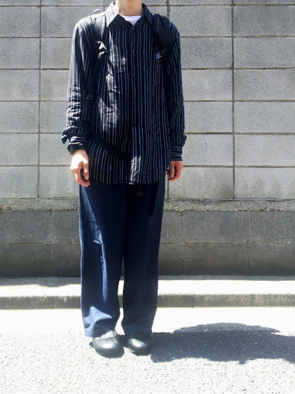 「ストライプシャツ、ストライプパンツ、ワイドパンツ、ゆるコーデ、股上深め、my beautiful landlet、スニーカーサンダル」｜「my beautiful landletのアイテム（サンダル、ブラック系）」を使った、ロキくんさん（メンズ・169cm）の春コーディネートの1枚目の写真