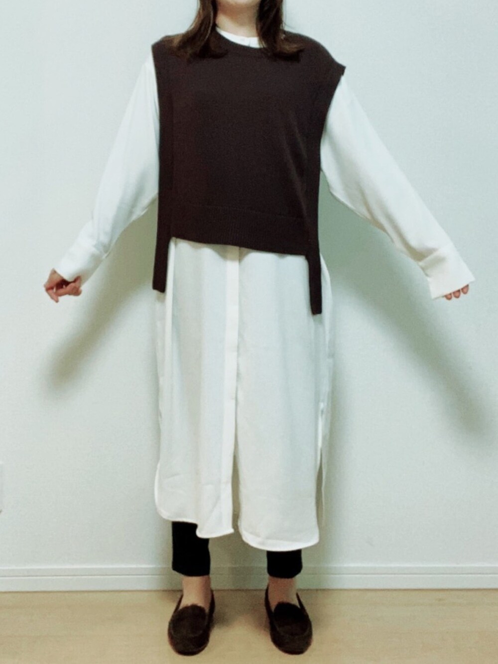 「ベスト、ベスト×シャツ、白シャツ、シャツワンピ、アーバンリサーチ」｜「SENSE OF PLACE by URBAN RESEARCHのシャツワンピース（シャツワンピース、ホワイト系）」を使った、かわうそさん（レディース・160cm）の冬コーディネートの1枚目の写真