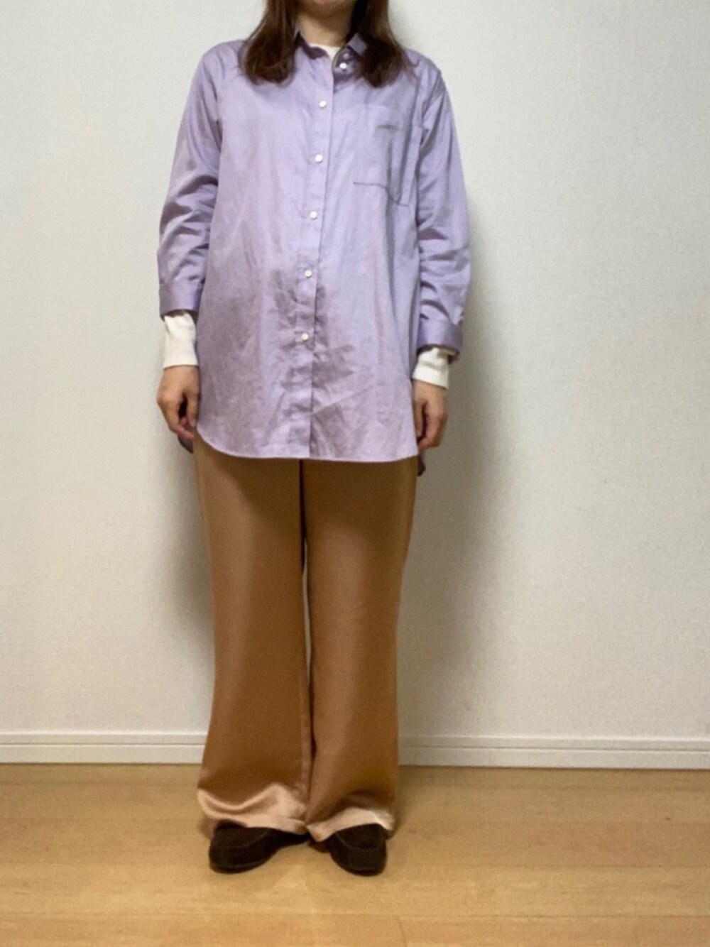 「サテンパンツ、サテン、パープル、はるコーデ、春コーデ、春、ゴールド、グリーンレーベル リラクシング、レイヤードスタイル」｜「green label relaxingの[1_OF MINE] FM スリット ロング シャツ（シャツ/ブラウス、その他）」を使った、かわうそさん（レディース・160cm）の春コーディネートの1枚目の写真