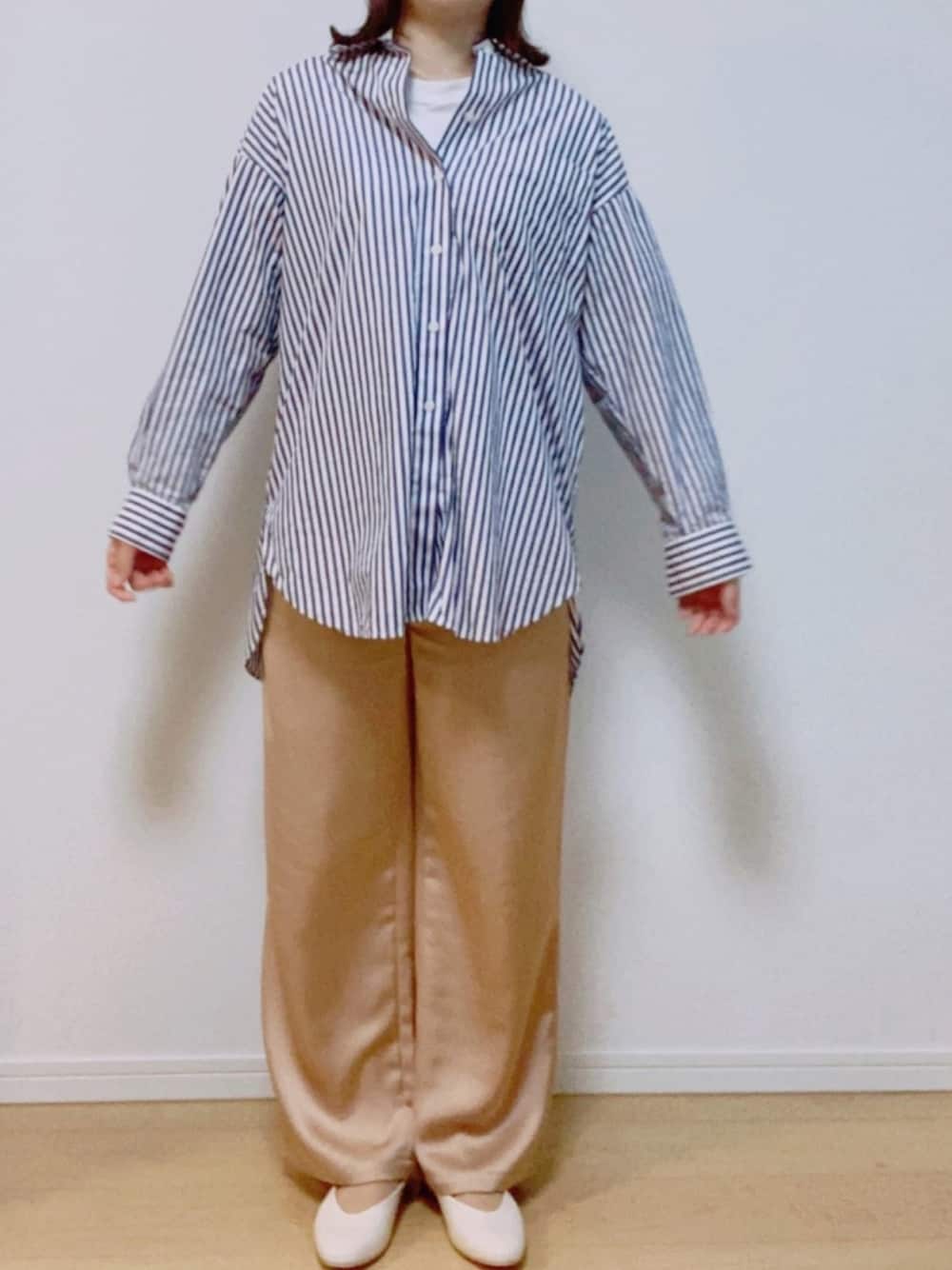 「ストライプシャツ、オーバーサイズ、オーバーシャツ、サテンパンツ、サテン、イージーパンツ、メンズライク、UNIQLO」｜「UNIQLOのエクストラファインコットンオーバーサイズロングシャツ（ストライプ・長袖）（シャツ/ブラウス、ブルー系）」を使った、かわうそさん（レディース・160cm）の春コーディネートの1枚目の写真