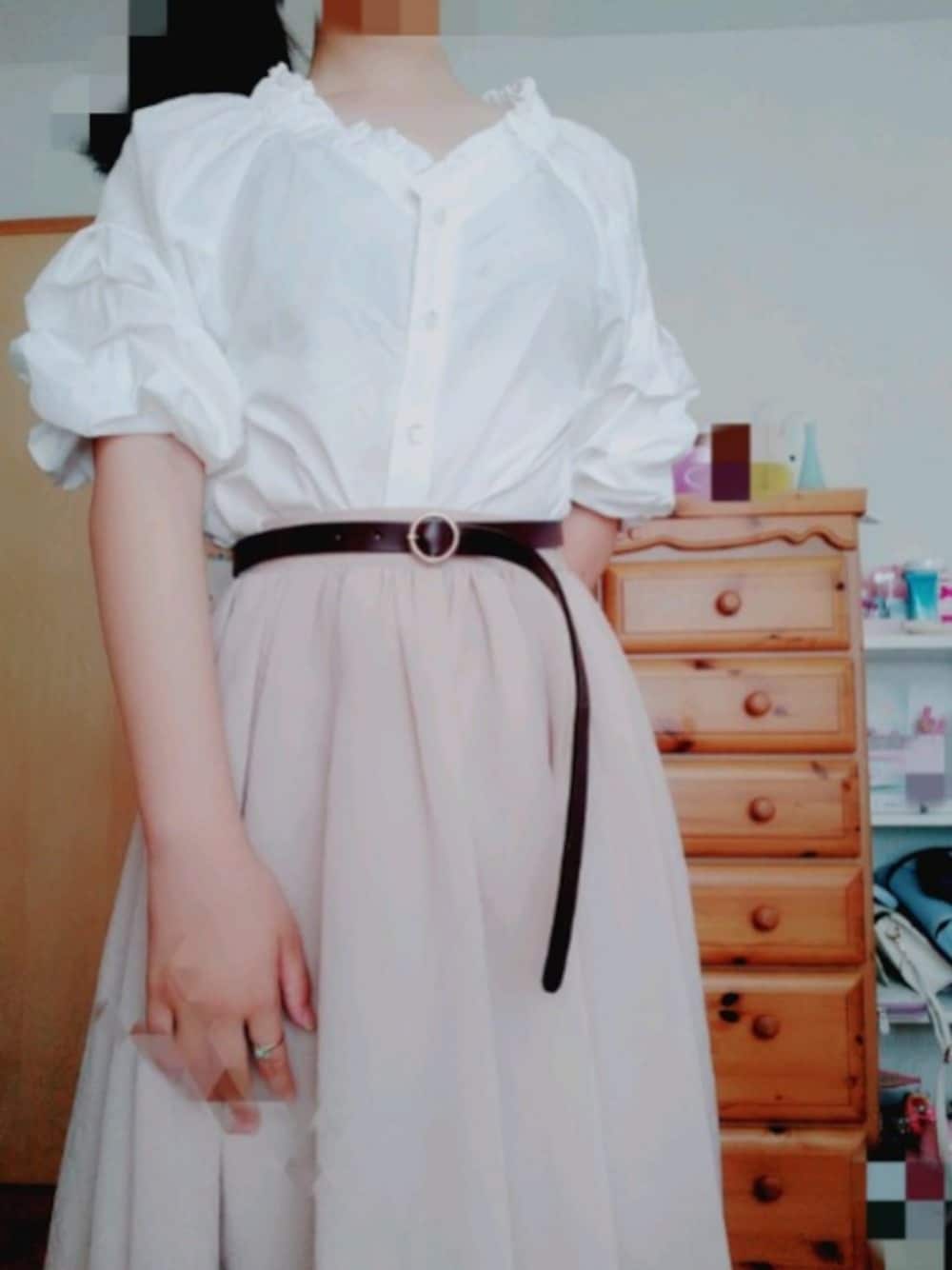 ベージュ系のスカート、ホワイト系のシャツ/ブラウス、ブラウン系のベルトを着用したレディースの秋コーディネートの1枚目の写真