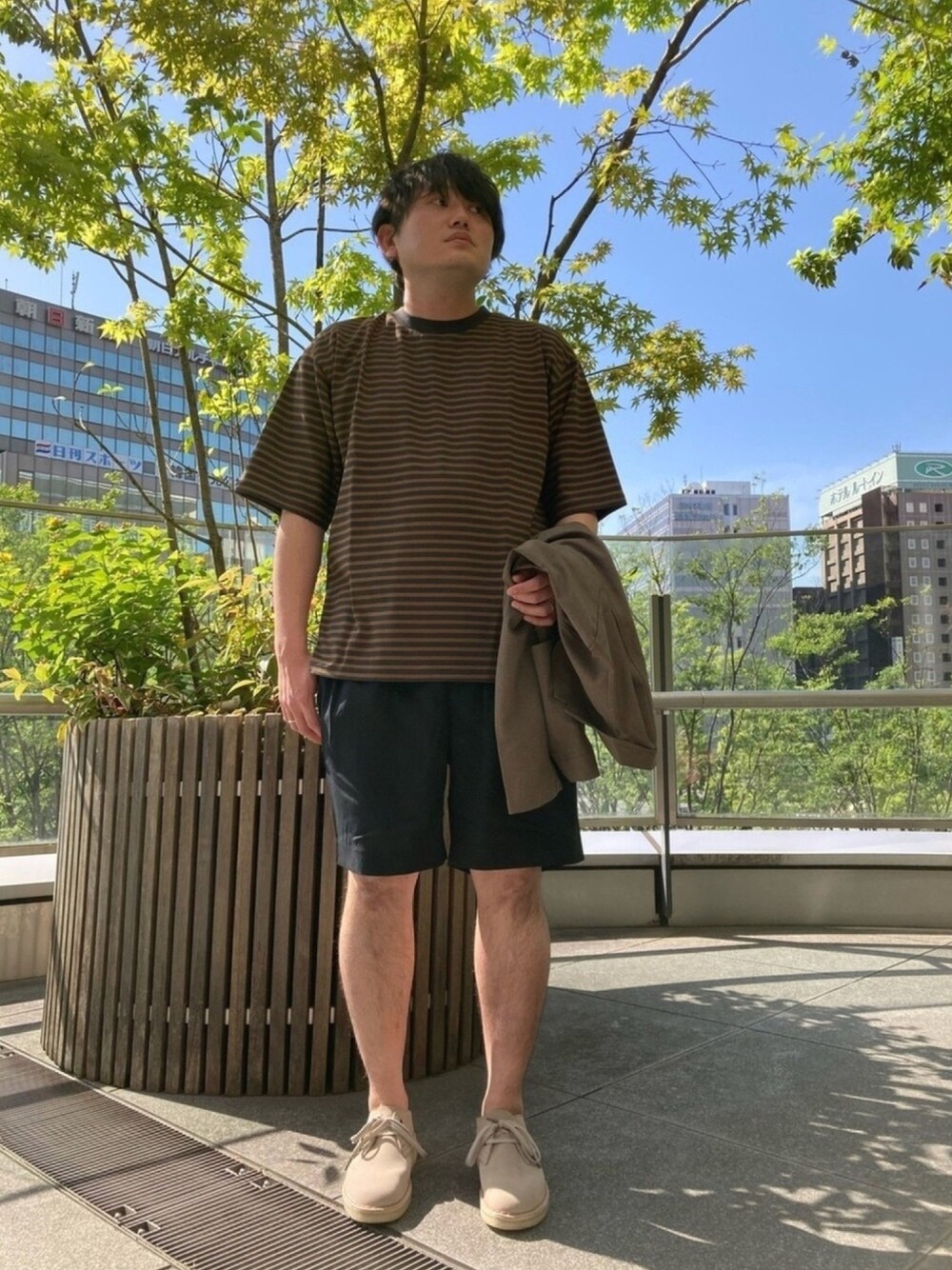 「休日スタイル、アーバンリサーチ、ジャケット、ボーダー、ショートパンツ、夏、クラークス、オトナカジュアル、Tシャツ」｜「URBAN RESEARCHのアイテム（Tシャツ/カットソー、ブラウン系）」を使った、入江　祐介さん（メンズ・169cm）の春コーディネートの1枚目の写真