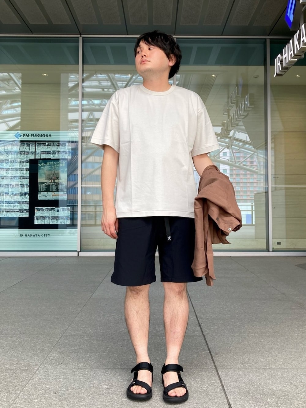 「カジュアルコーデ、夏コーデ、Tシャツ/カットソー、夏、ショートパンツ、グラミチ、テバ、今日のコーデ、アーバンリサーチ」｜「URBAN RESEARCHのアイテム（Tシャツ/カットソー、ホワイト系）」を使った、入江　祐介さん（メンズ・169cm）の春コーディネートの1枚目の写真