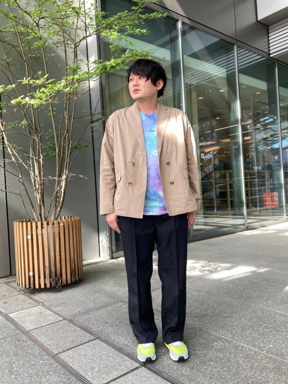 「休日コーデ、ジャケット、ベージュ、柄、スニーカー、ナイキ、キレイめカジュアル、アーバンリサーチ」｜「URBAN RESEARCHのアイテム（ジャケット/アウター、ベージュ系）」を使った、入江　祐介さん（メンズ・169cm）の春コーディネートの1枚目の写真