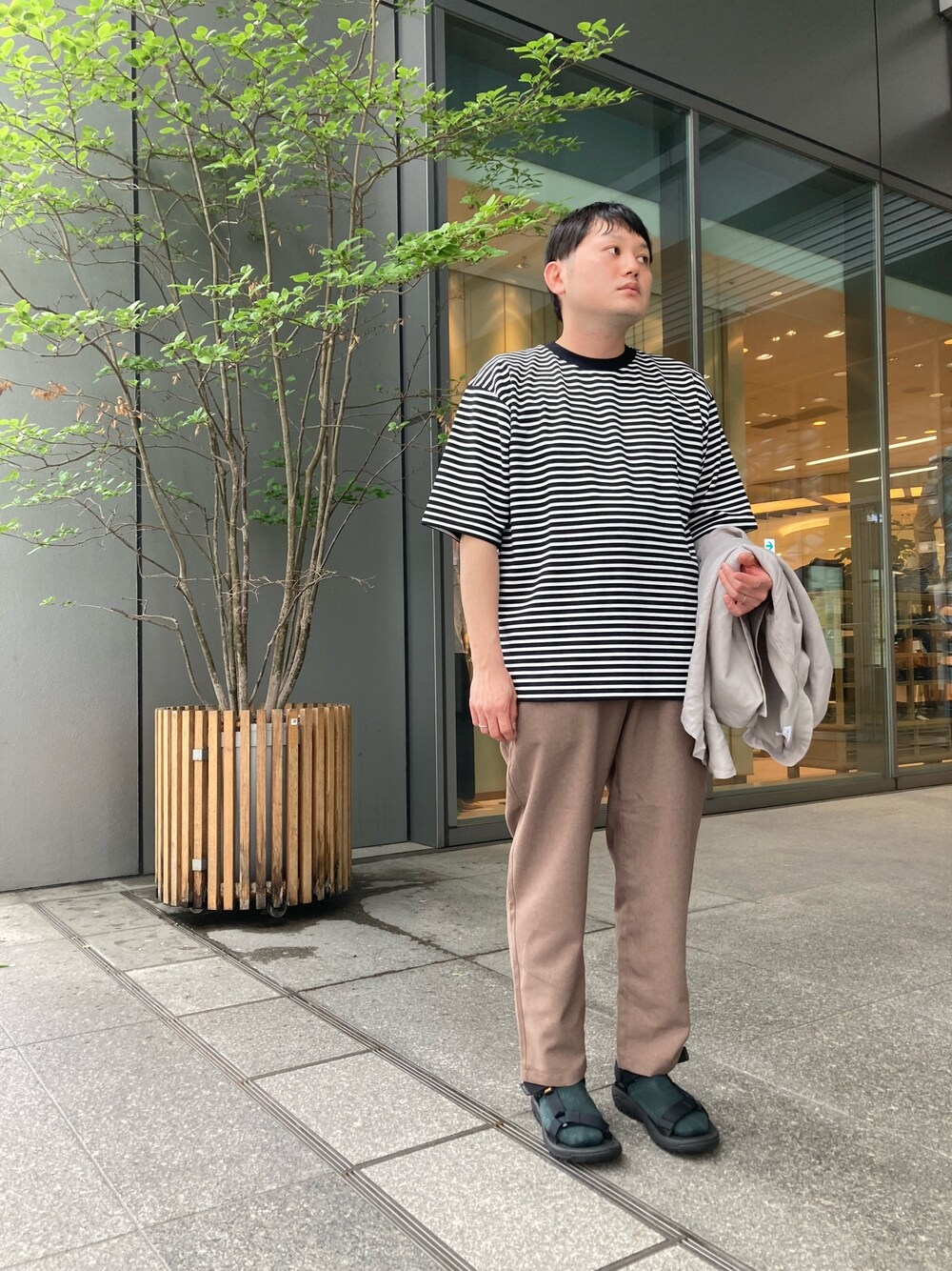 「カジュアル、大人コーデ、休日スタイル、大人カジュアル、ボーダー、サンダル」｜「URBAN RESEARCHのアイテム（Tシャツ/カットソー、ブラック系）」を使った、入江　祐介さん（メンズ・169cm）の春コーディネートの1枚目の写真