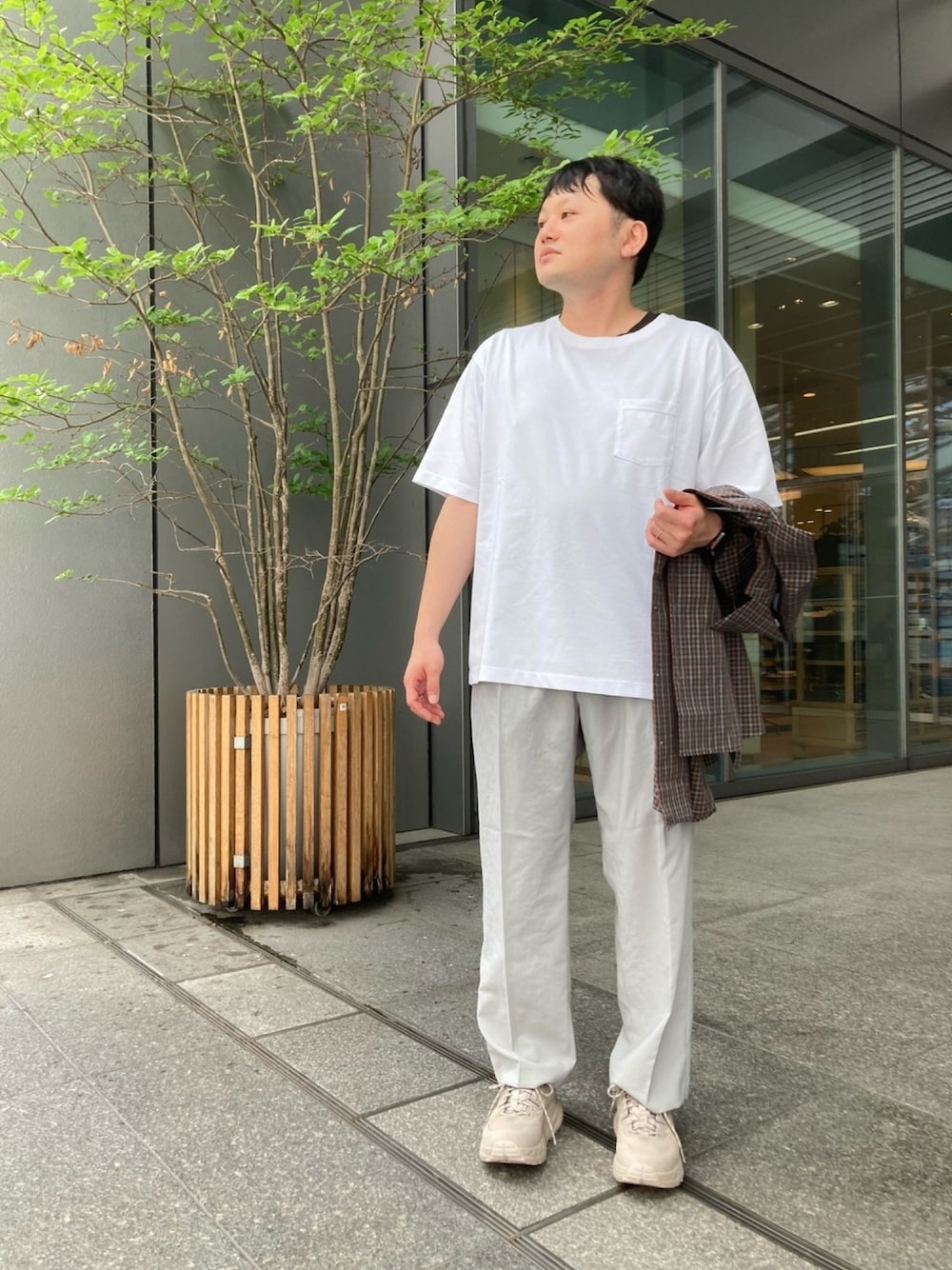 「シンプル、カジュアルコーデ、オープンカラーシャツ、スニーカー、パンツスタイル、チェックシャツ、初夏コーデ、オトナカジュアル」｜「URBAN RESEARCHのアイテム（トップス、ホワイト系）」を使った、入江　祐介さん（メンズ・169cm）の春コーディネートの1枚目の写真