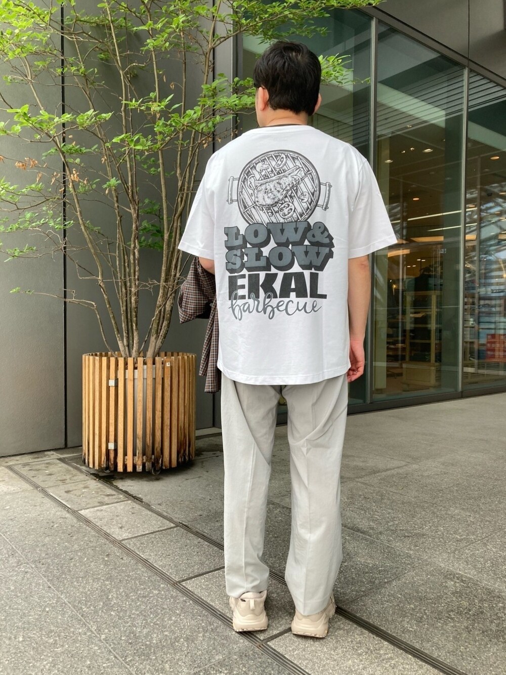 「シンプル、カジュアルコーデ、初夏コーデ、プリントT、スニーカー、オトナカジュアル、リラックススタイル」｜「EKALのEKAL　LOW&SLOW PRINT T-SHIRTS（Tシャツ/カットソー、ホワイト系）」を使った、入江　祐介さん（メンズ・169cm）の春コーディネートの1枚目の写真