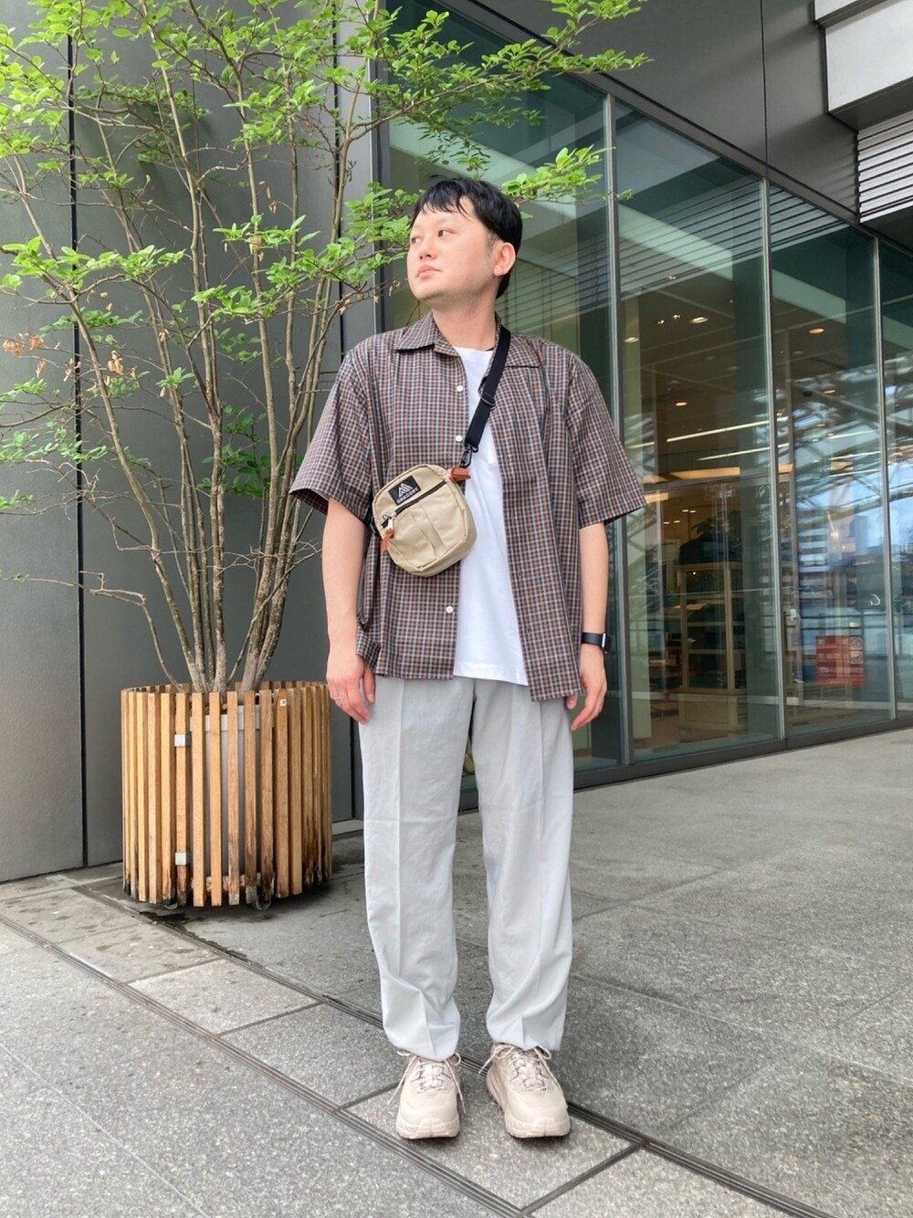「シンプル、カジュアルコーデ、オープンカラーシャツ、オトナカジュアル、Tシャツ、リラックススタイル、スニーカー」｜「MANUAL ALPHABETのアイテム（シャツ/ブラウス、ブラウン系）」を使った、入江　祐介さん（メンズ・169cm）の春コーディネートの1枚目の写真