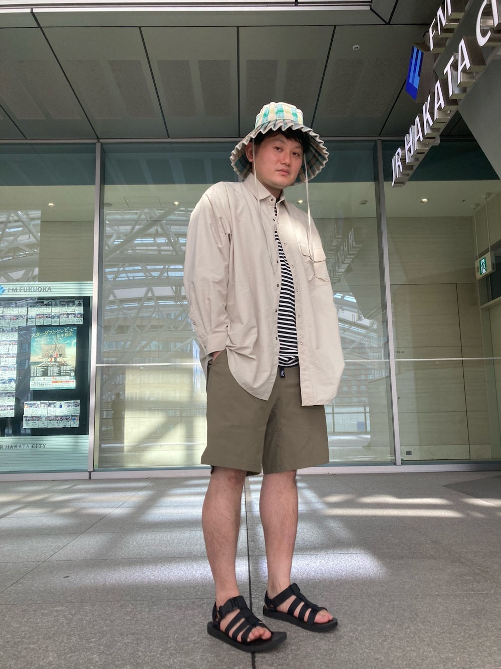 「URBAN RESEARCHのアイテム（シャツ/ブラウス、ホワイト系）」を使った、入江　祐介さん（メンズ・169cm）の春コーディネートの1枚目の写真