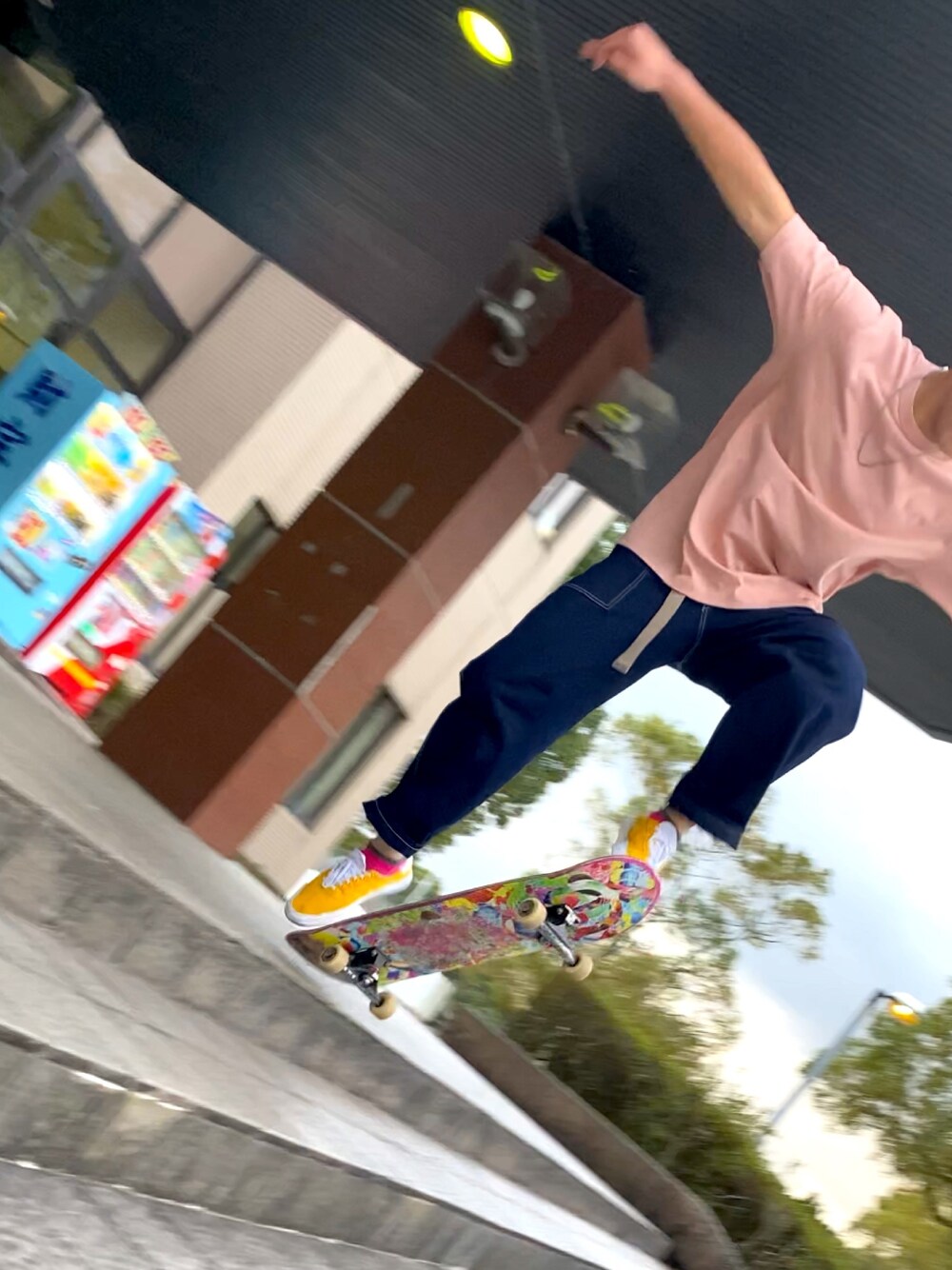 「パステル映える春、ストリート、スケボー、スケータースタイル、デニムパンツ」｜「niko and...のペインターデニムパンツ（デニムパンツ、ブルー系）」を使った、iteさん（メンズ・178cm）の春コーディネートの1枚目の写真