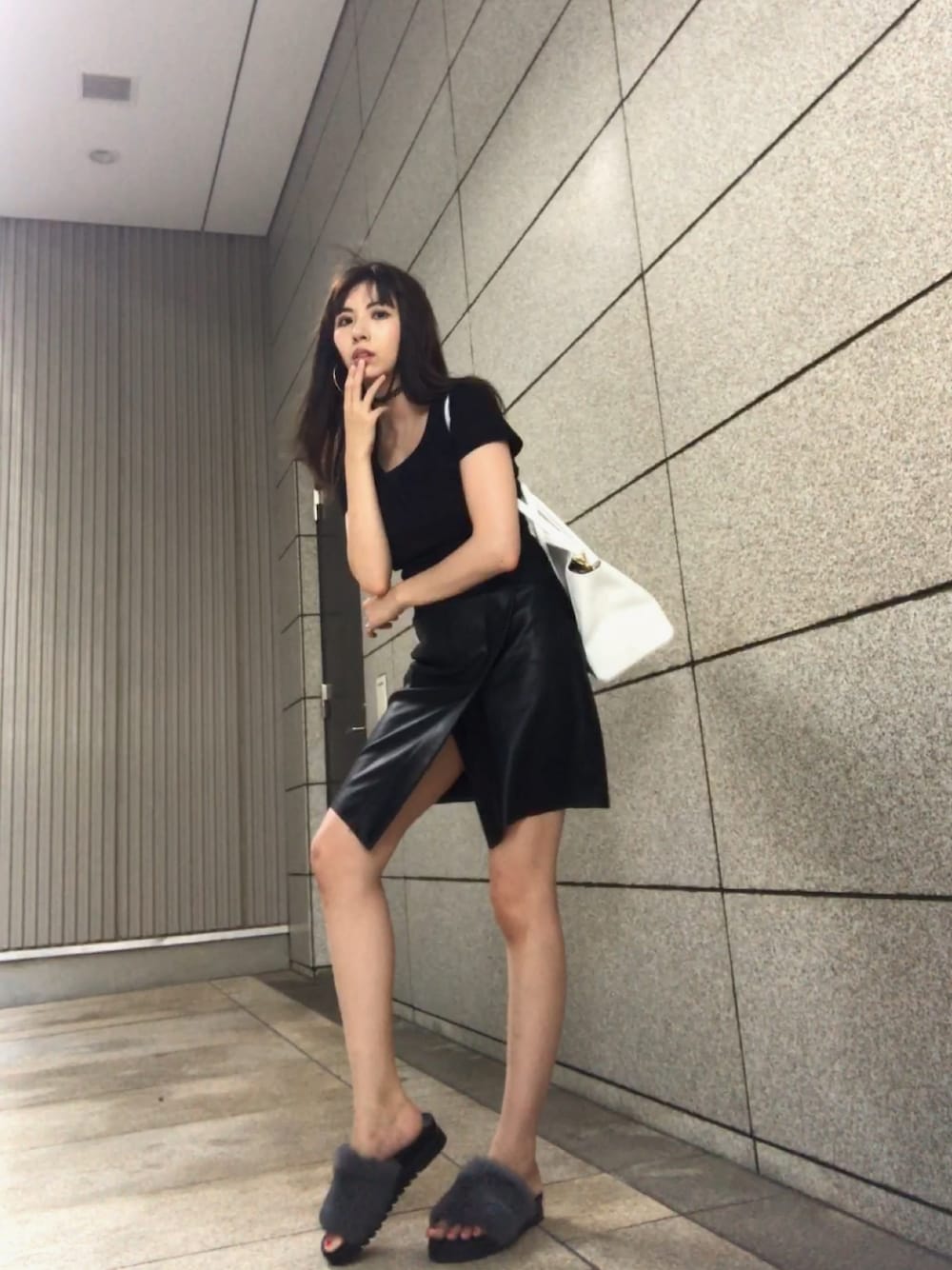 「ZARA、ブラック、black、ootd、レザースカート、ファーサンダル、チョーカー」｜「AZUL by moussyのアイテム（Tシャツ/カットソー、ブラック系）」を使った、菊池瑠々(きくちるる)さん（レディース・168cm）の秋コーディネートの1枚目の写真