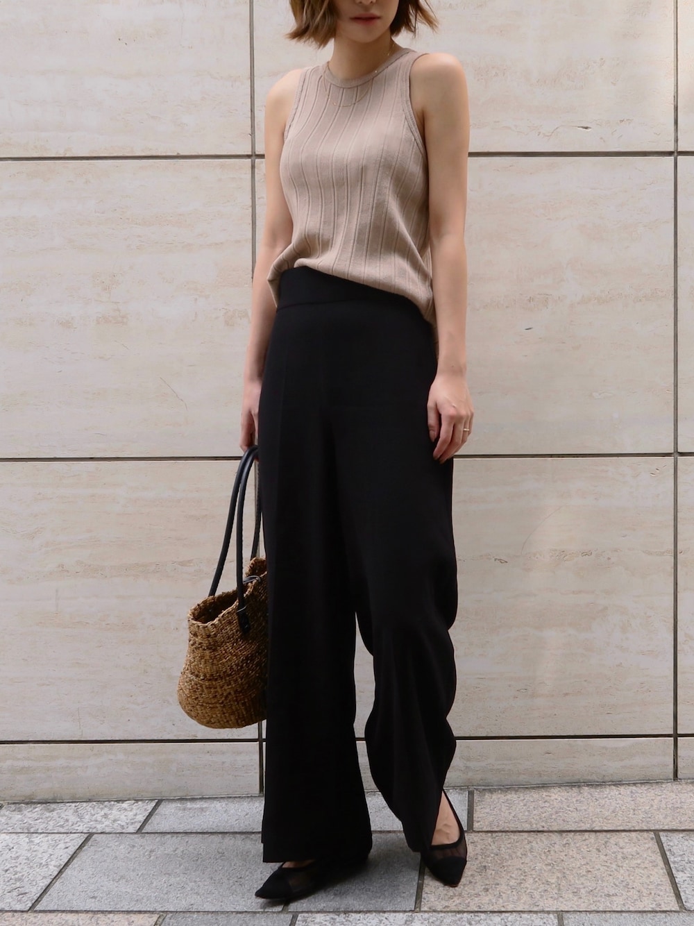 ベージュ系のタンクトップ、ブラック系のその他パンツ、ブラック系のかごバッグを着用したレディースの夏コーディネートの1枚目の写真