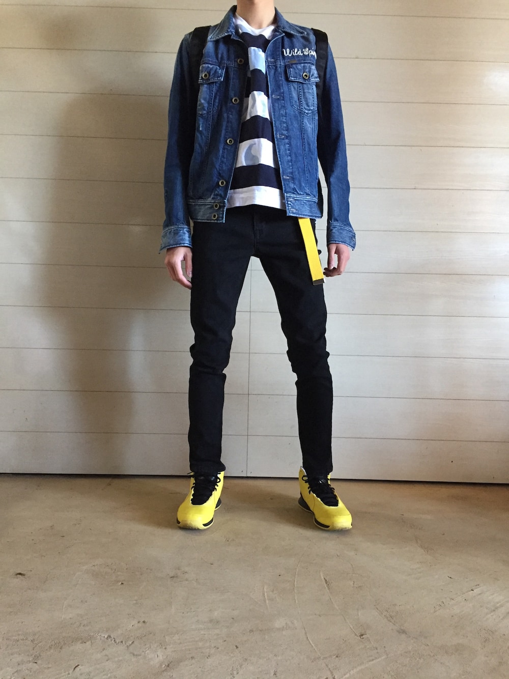「Diesel、休日スタイル、デニムジャケット、ガチャベルト、高校生、イエロー、刺繍、ストリート、ボーダー」｜「DIESELの00SQ390851R（デニムジャケット、ブルー系）」を使った、いもっこさん（メンズ・174cm）の冬コーディネートの1枚目の写真