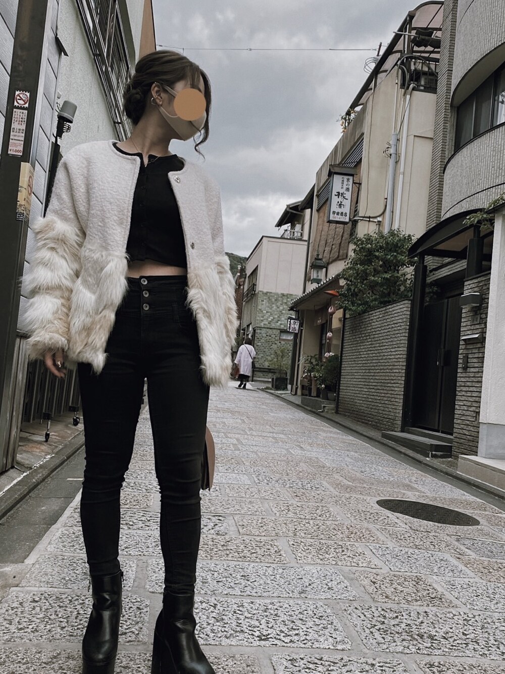 「DHOLICのハーフファーポイントノーカラージャケット（その他アウター、ホワイト系）」を使った、tugumiさん（レディース・158cm）の冬コーディネートの1枚目の写真
