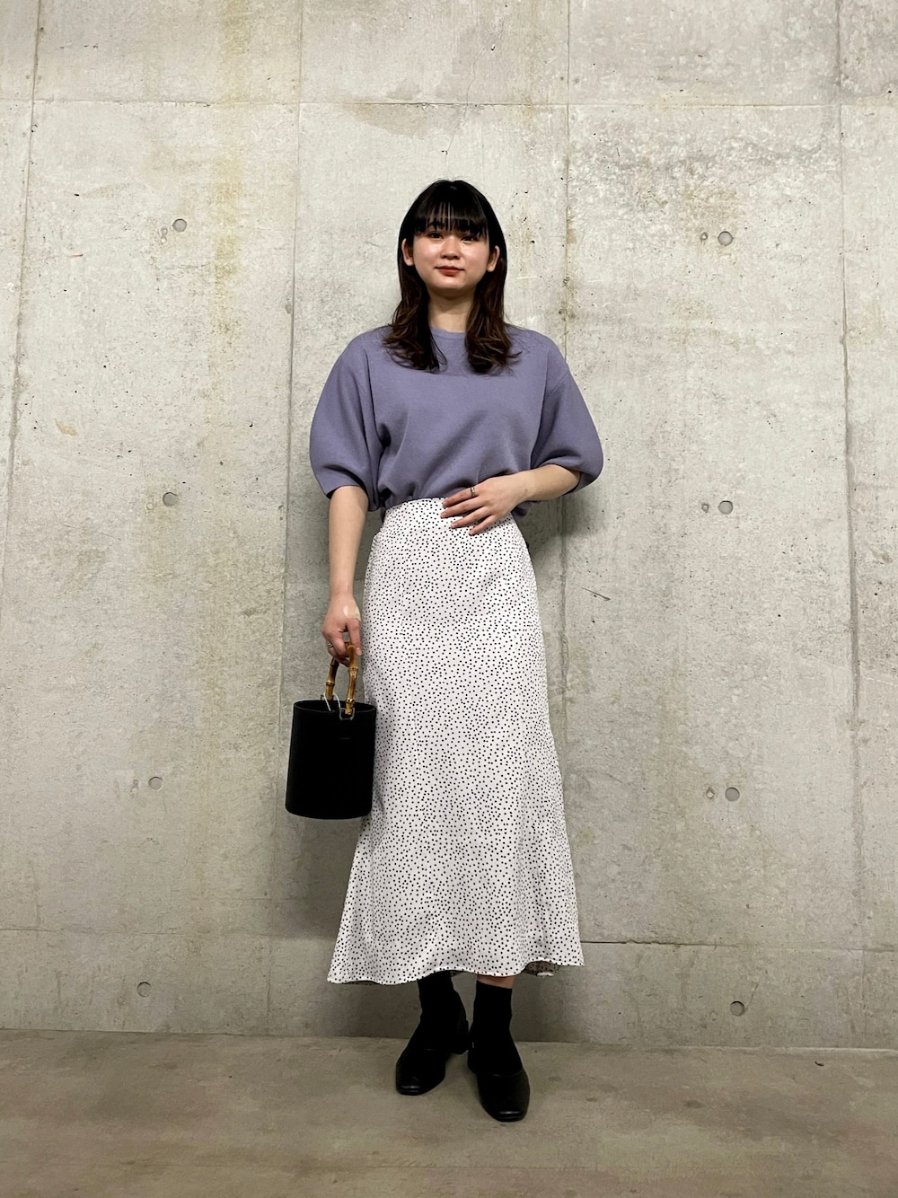 「トレンチコート、アーバンリサーチ、水玉、SENSEOFPLACE、春、マーメイドスカート、紫、春コーデ、センスオブプレイス、SENSE OF PLACE by URBAN RESEAR」｜「SENSE OF PLACE by URBAN RESEARCHの2WAYバンブーモチテショルダーバッグ（ショルダーバッグ、ブラック系）」を使った、koharuさん（レディース・157cm）の春コーディネートの1枚目の写真