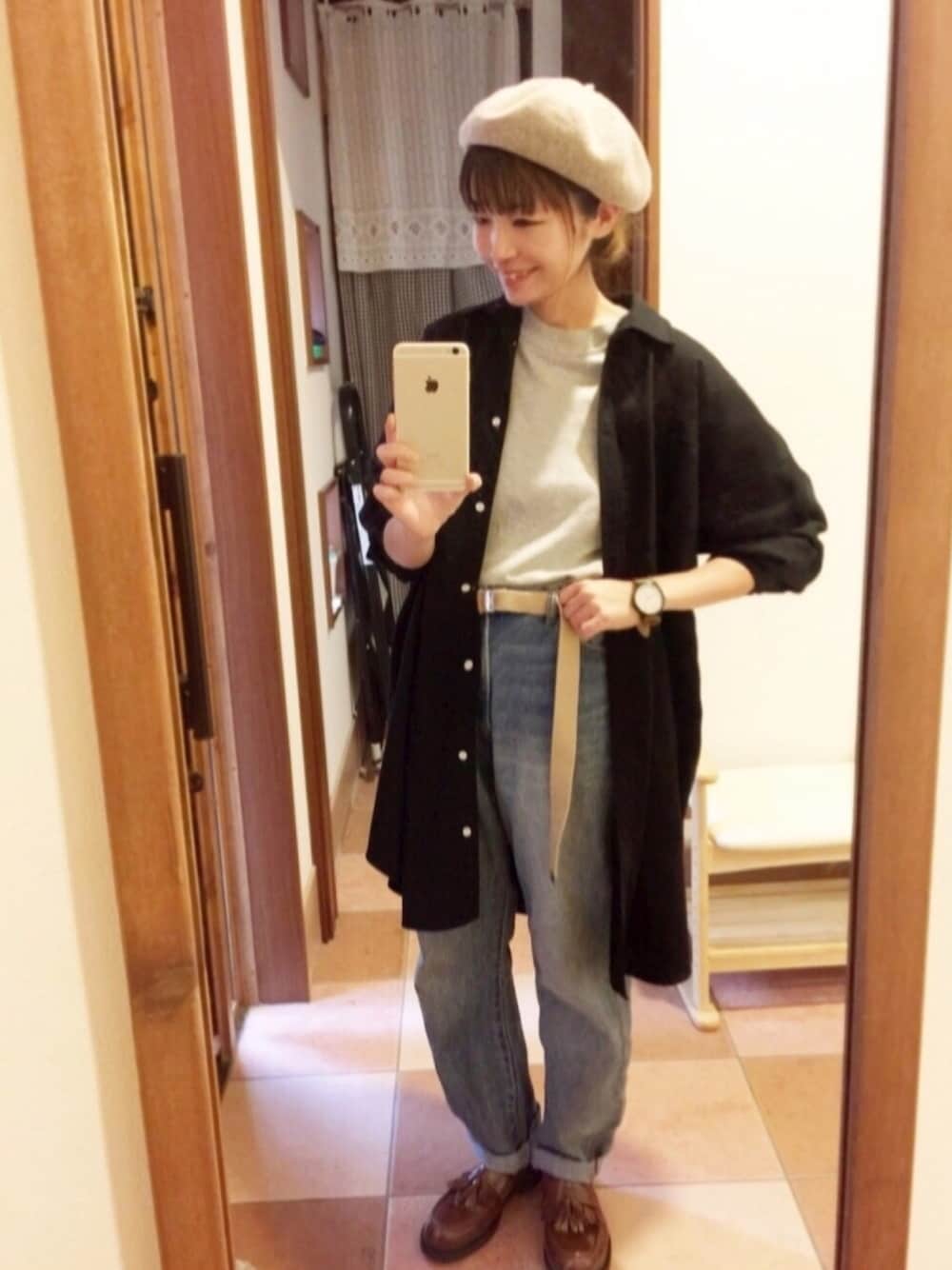 ブラック系のシャツワンピース、ブルー系のデニムパンツ、ブラウン系のローファーを着用したレディースの秋コーディネートの1枚目の写真