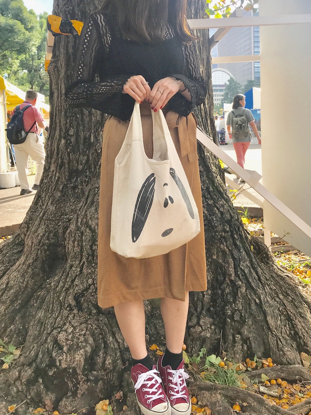 「シンプルコーデ、秋コーデ、休日スタイル、カジュアル、コンバース、スニーカー、タイトスカート、ベージュ、ブラック、秋のブラウンスタイル」｜「NATURAL BEAUTY BASICの【NBB×JJ コラボ商品】【JJ 12月号掲載】スエードスカート（スカート、ベージュ系）」を使った、夢さん（レディース・160cm）の秋コーディネートの1枚目の写真