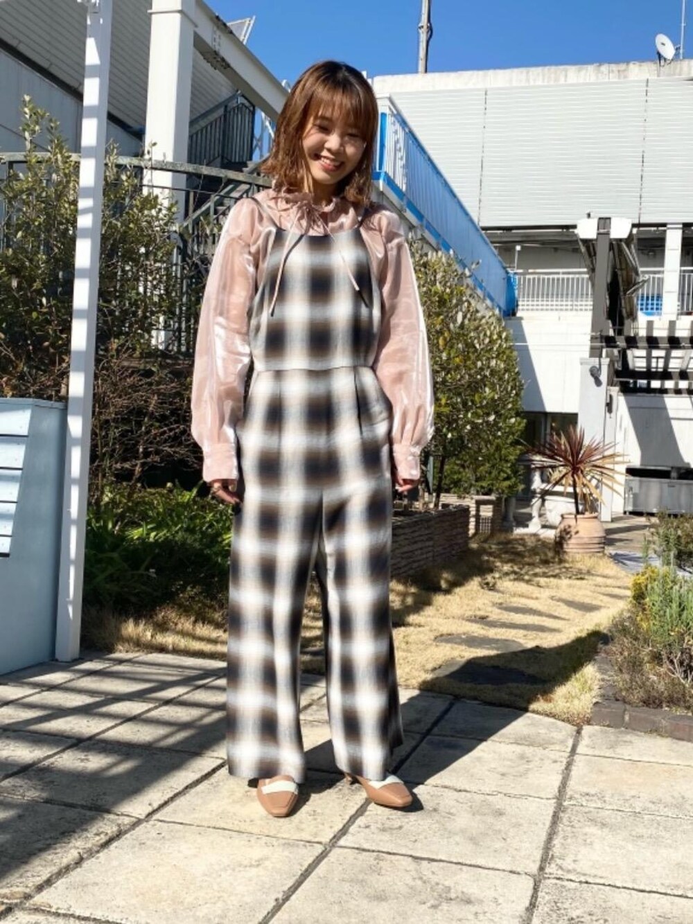「サロペット、ローファー、PHEENY、春コーデ、Pants style、オデットエオディール、シア―ブラウス、Pumps styling、イウエンマトフ」｜「ODETTE E ODILEの【WEB限定】O ローファー パンプス35●↑（パンプス、ブラウン系）」を使った、石井　オデット エ オディール スタッフさん（レディース・157cm）の春コーディネートの1枚目の写真