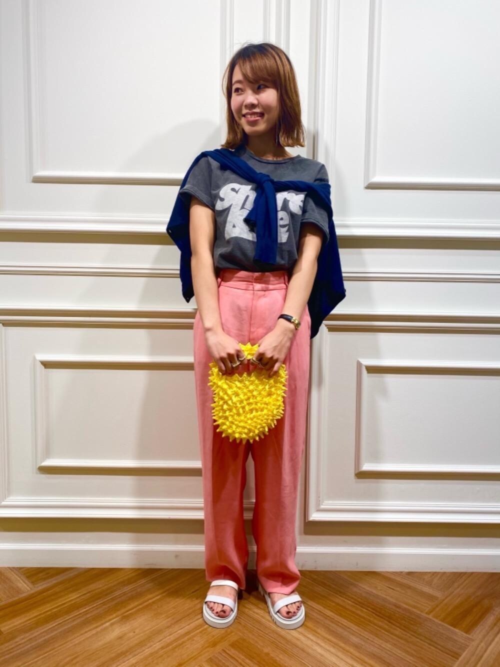 「トレンド、ロゴTシャツ、6、Pants style、オデットエオディール、Sandals styling、ぴんく、カラーぱんつ、WEB LIMITED ITEMS、ぱんつ」｜「ODETTE E ODILEの【WEB限定】O 3ベルト サンダル35●（サンダル、グレー系）」を使った、石井　オデット エ オディール スタッフさん（レディース・157cm）の春コーディネートの1枚目の写真