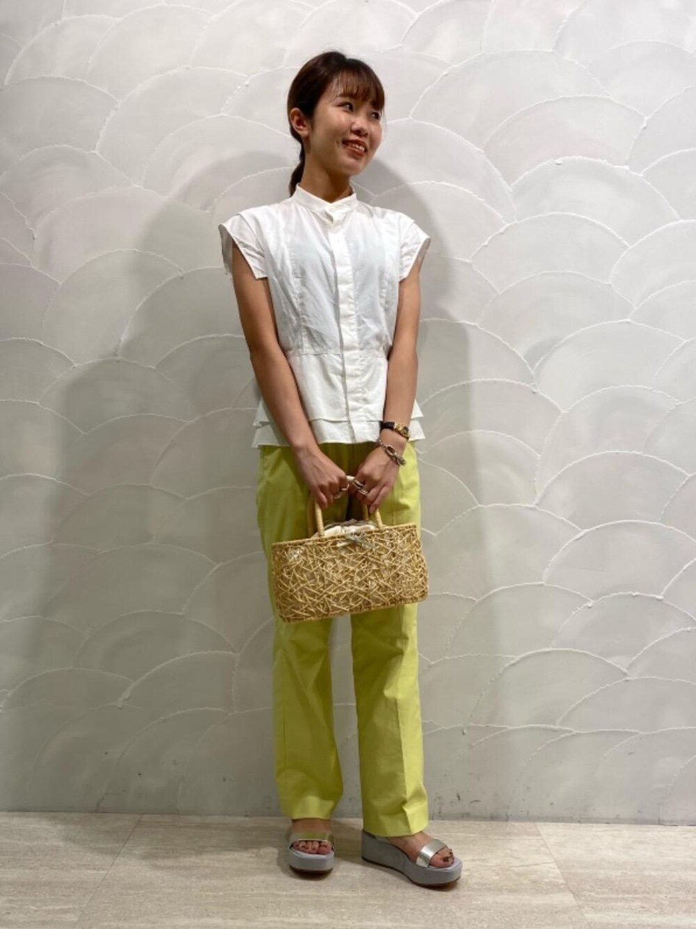 「ライム、Pants style、アストラット、オデットエオディール、シャツ/ブラウス、イウエンマトフ、👟バッグ、カラーぱんつ、WEB LIMITED ITEMS、ぱんつ」｜「ODETTE E ODILEの【WEB限定】O ワンベルトウェッジ サンダル55●（サンダル、シルバー系）」を使った、石井　オデット エ オディール スタッフさん（レディース・157cm）の夏コーディネートの1枚目の写真
