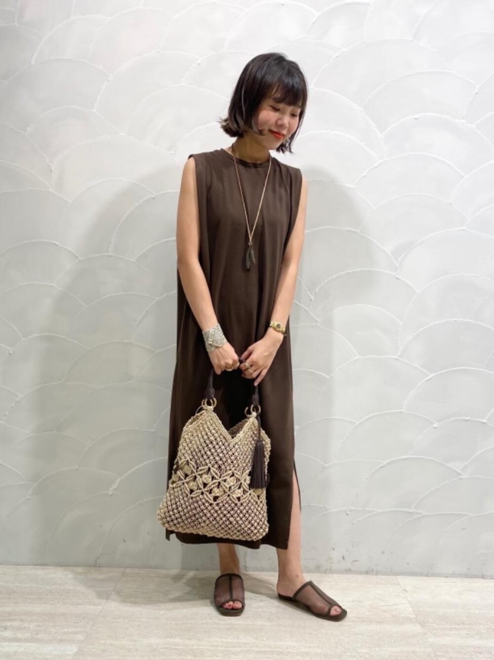 「ワンピース、チュール、リラックス、カーキ、ミュール、オデットエオディール、Sandals styling、👟バッグ、WEB LIMITED ITEMS、バグマティ」｜「The Bagmatiの【別注】The Bagmati SummerShoulder（かごバッグ、ベージュ系）」を使った、石井　オデット エ オディール スタッフさん（レディース・157cm）の夏コーディネートの1枚目の写真