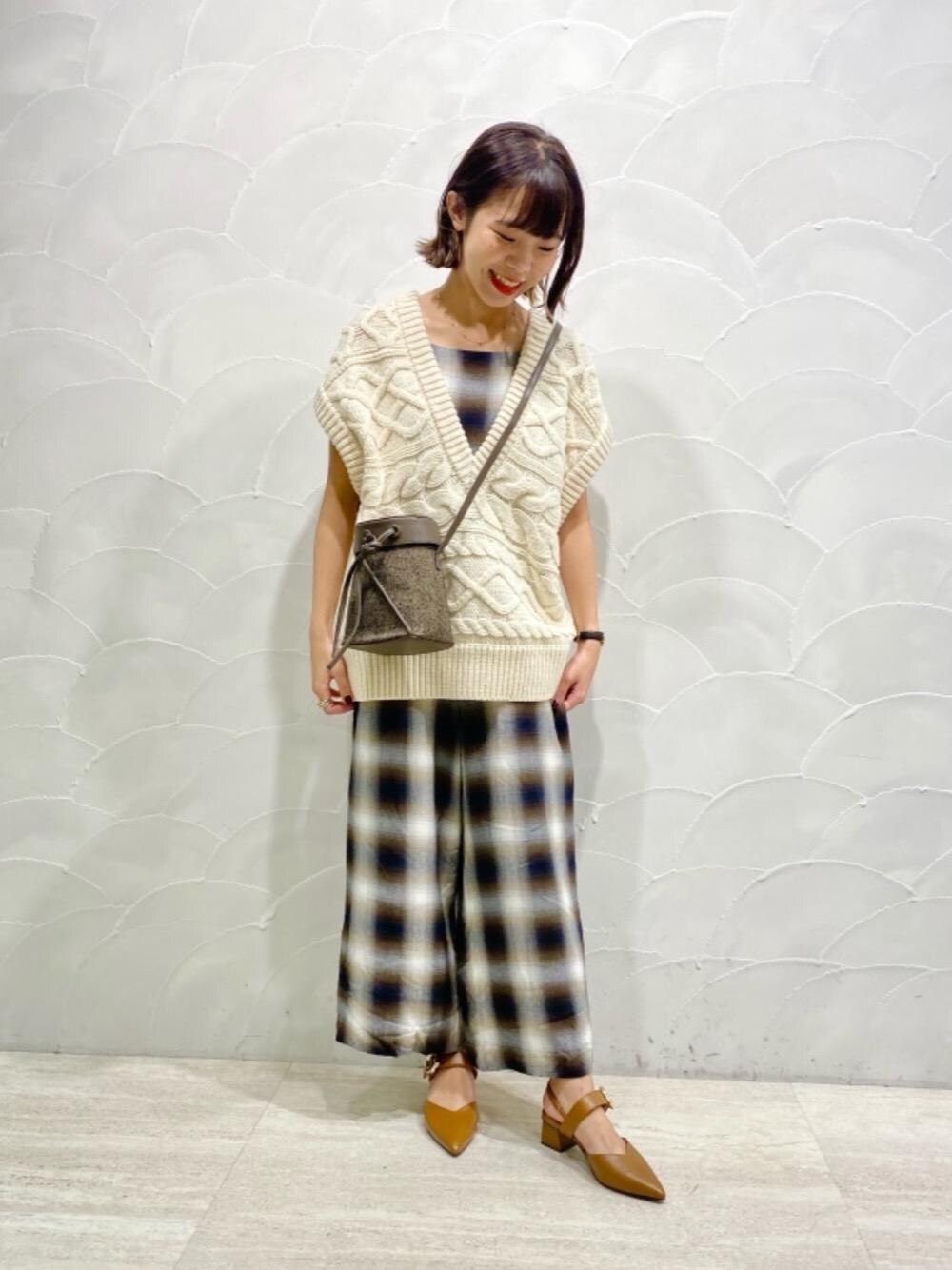 「サロペット、リラックス、ニットベスト、Pants style、オデットエオディール、フィーニー、Pumps styling、イウエンマトフ、WEB LIMITED ITEMS、ディレッタント」｜「ODETTE E ODILEの【WEB限定】バックルベルトBB パンプス45●（パンプス、ブラウン系）」を使った、石井　オデット エ オディール スタッフさん（レディース・157cm）の秋コーディネートの1枚目の写真