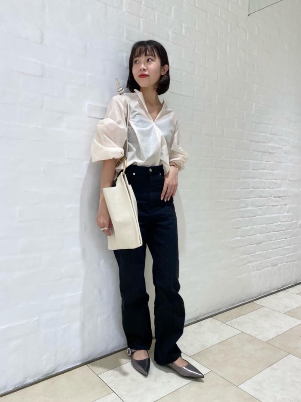 「デニムパンツ、フェミニン、Pants style、オデットエオディール、シャツ/ブラウス、イウエンマトフ、👟バッグ、WEB LIMITED ITEMS、ぱんつ、オフセット」｜「ODETTE E ODILEの【WEB限定】ビジューバックルベルト フラット15●↑（パンプス、シルバー系）」を使った、石井　オデット エ オディール スタッフさん（レディース・157cm）の秋コーディネートの1枚目の写真