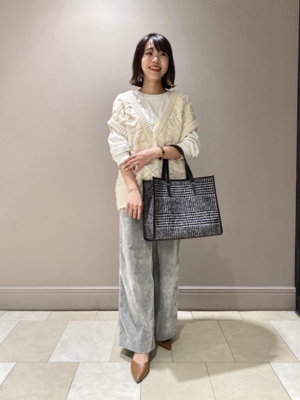 「ニットベスト、Pants style、ベロアパンツ、オデットエオディール、Pumps styling、イウエンマトフ、👟バッグ、WEB LIMITED ITEMS、ぱんつ、フィールアンドテイスト」｜「ODETTE E ODILEの【WEB限定】バックルベルトBB パンプス45●（パンプス、ブラウン系）」を使った、石井　オデット エ オディール スタッフさん（レディース・157cm）の秋コーディネートの1枚目の写真