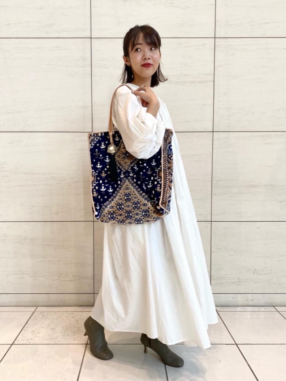 「ワンピース、ホワイト、リラックス、フェミニン、オデットエオディール、Boots styling、👟バッグ、トラベル /リゾート、オブリーク、エンシェラ」｜「en shallahの【別注】＜En Shalla （エンシャラ）＞boutonTOTE（トートバッグ、ブルー系）」を使った、石井　オデット エ オディール スタッフさん（レディース・157cm）の秋コーディネートの1枚目の写真