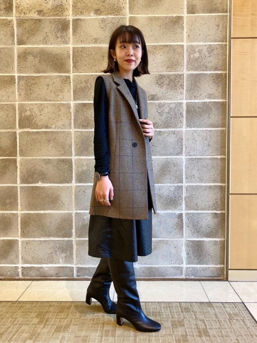 「チェック、トレンド、ロングブーツ、Pants style、オデットエオディール、エコレザー、Boots styling、ぱんつ、べすと、エイチビューティーアンドユース」｜「ODETTE E ODILEのソフトスクエアプレーン ロングブーツ60↓↑（ブーツ、ブラック系）」を使った、石井　オデット エ オディール スタッフさん（レディース・157cm）の秋コーディネートの1枚目の写真