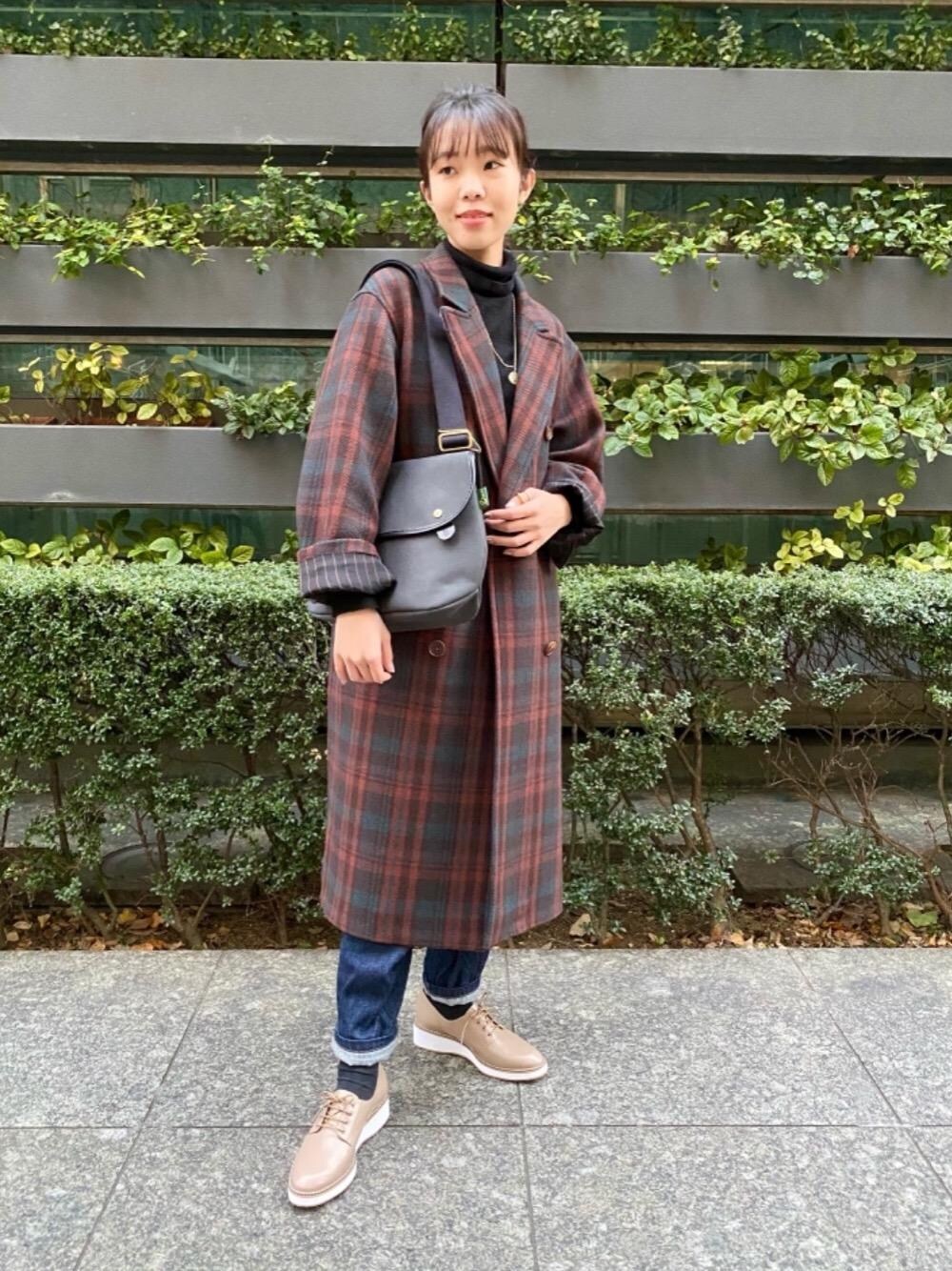 「ショルダーバッグ、チェック柄、デニムパンツ、スティーブンアラン、Pants style、オデットエオディール、👟バッグ、ベーシック/トラッド、BEIGE 2021 Autumn Key color、あうたー」｜「BRADYの＜Brady（ブレディ）＞ AVON（ショルダーバッグ、グレー系）」を使った、石井　オデット エ オディール スタッフさん（レディース・157cm）の秋コーディネートの1枚目の写真