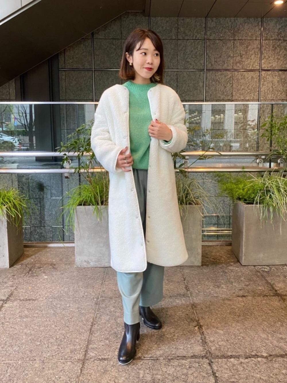 「ニット、ホワイト、ユナイテッドアローズ、ライトブルー、Pants style、ボアコート、オデットエオディール、Boots styling、ぱんつ、あうたー」｜「ODETTE E ODILEのセンターシームラウンド ショートブーツ50↓↑（ブーツ、ブラック系）」を使った、石井　オデット エ オディール スタッフさん（レディース・157cm）の冬コーディネートの1枚目の写真